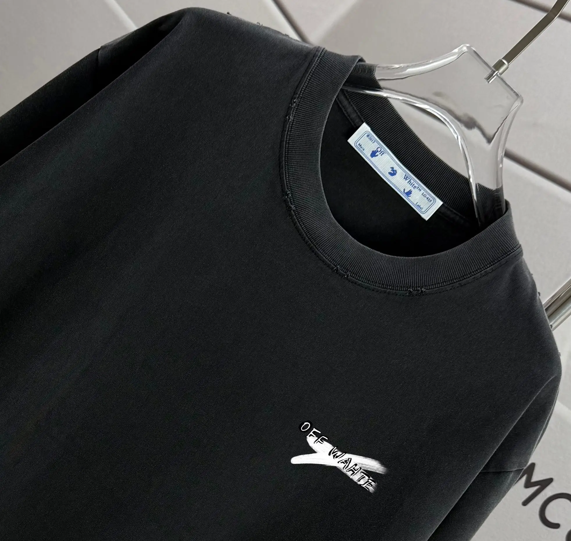 Distressed Arrows Logo Graphic T-Shirt D14015227 — view 3