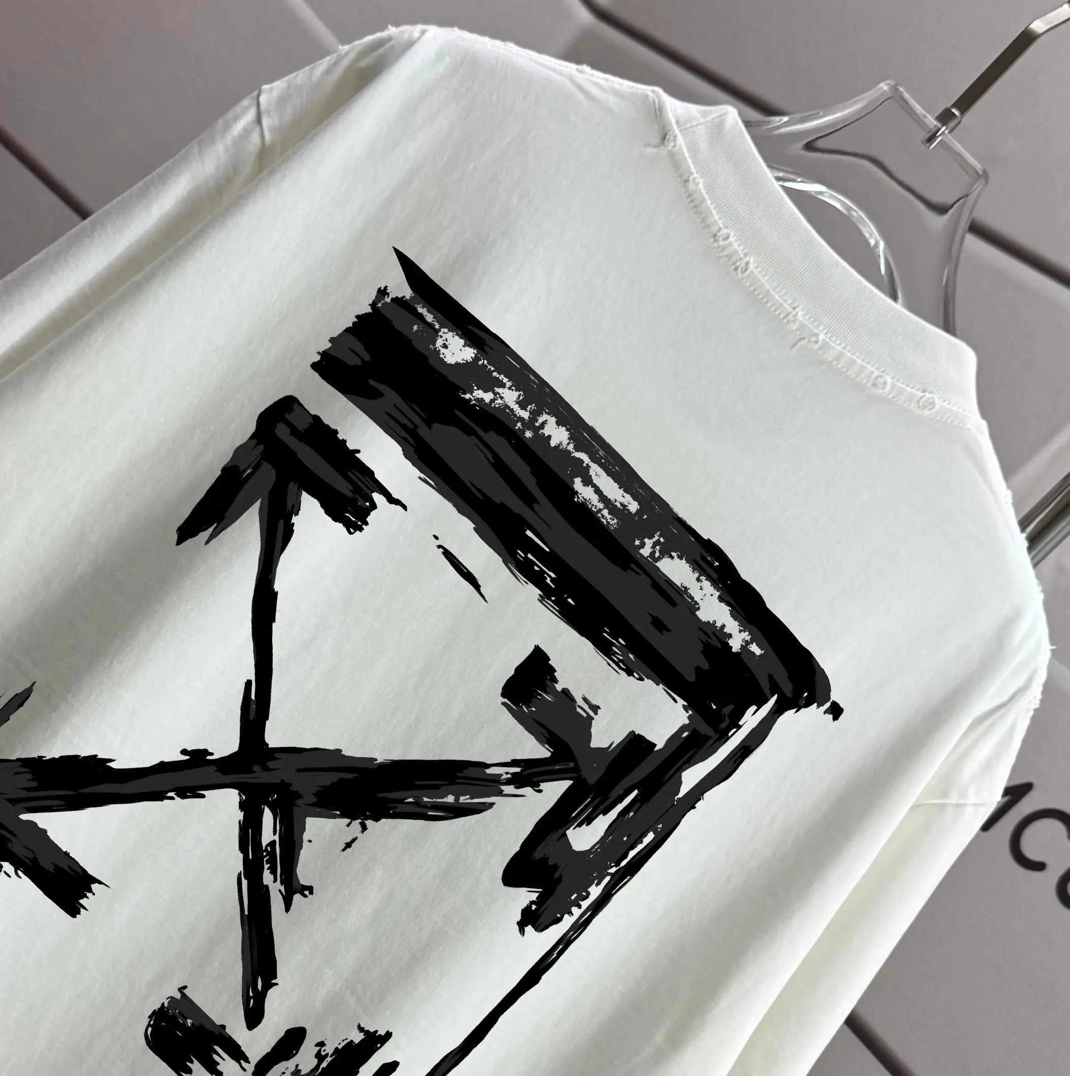 Distressed Arrows Logo Graphic T-Shirt D14012173 — view 3