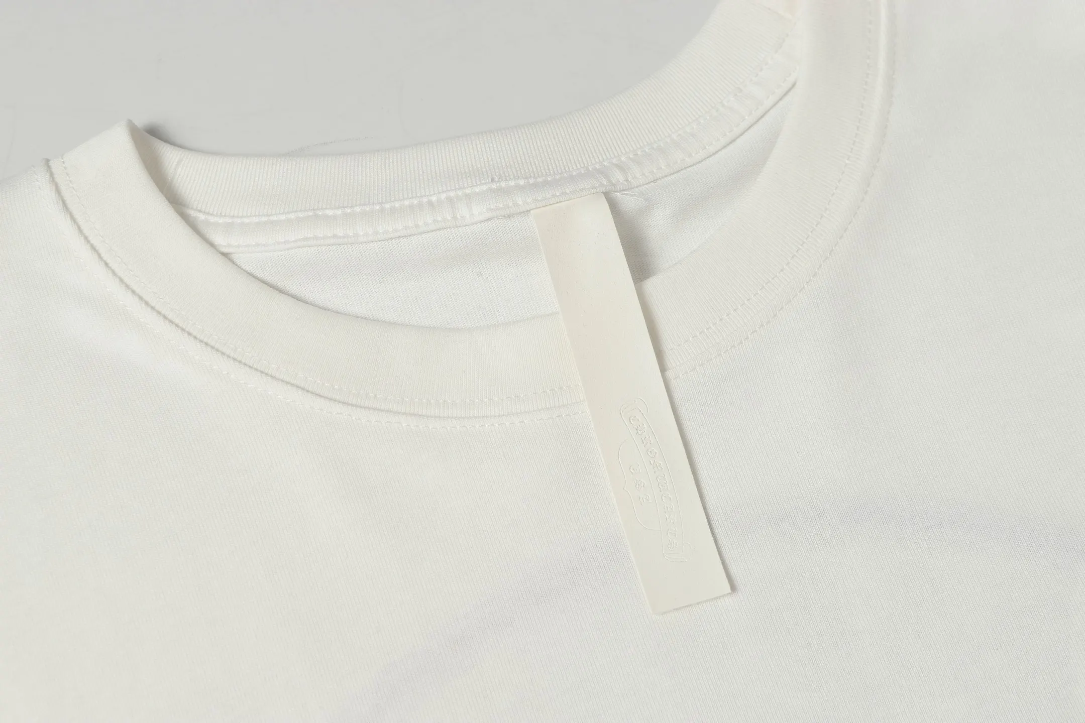 Horshoe Sanskrit Embroidered Cotton T-Shirt D10513640 — view 3