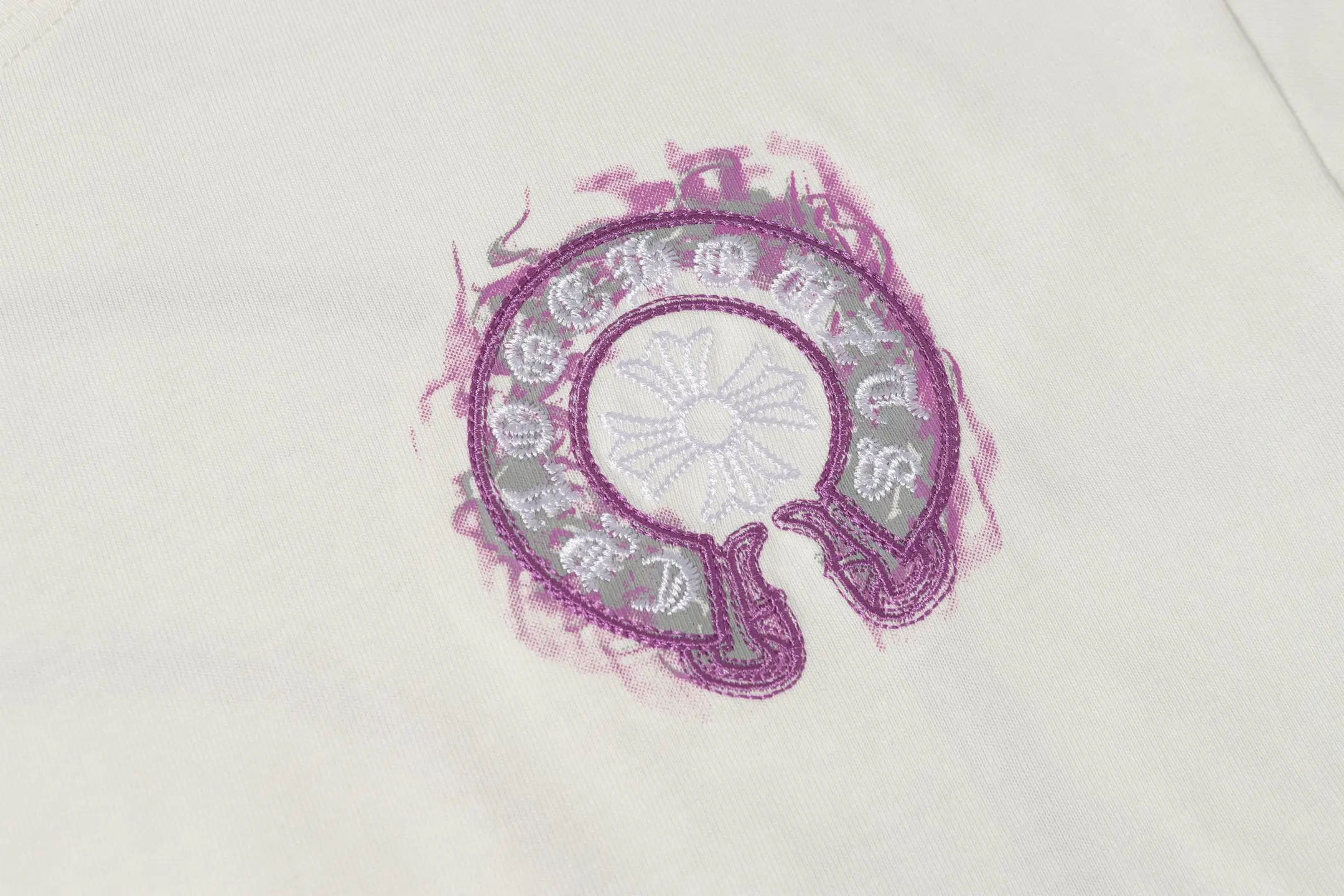 Horshoe Sanskrit Embroidered Cotton T-Shirt D10513640 — view 4