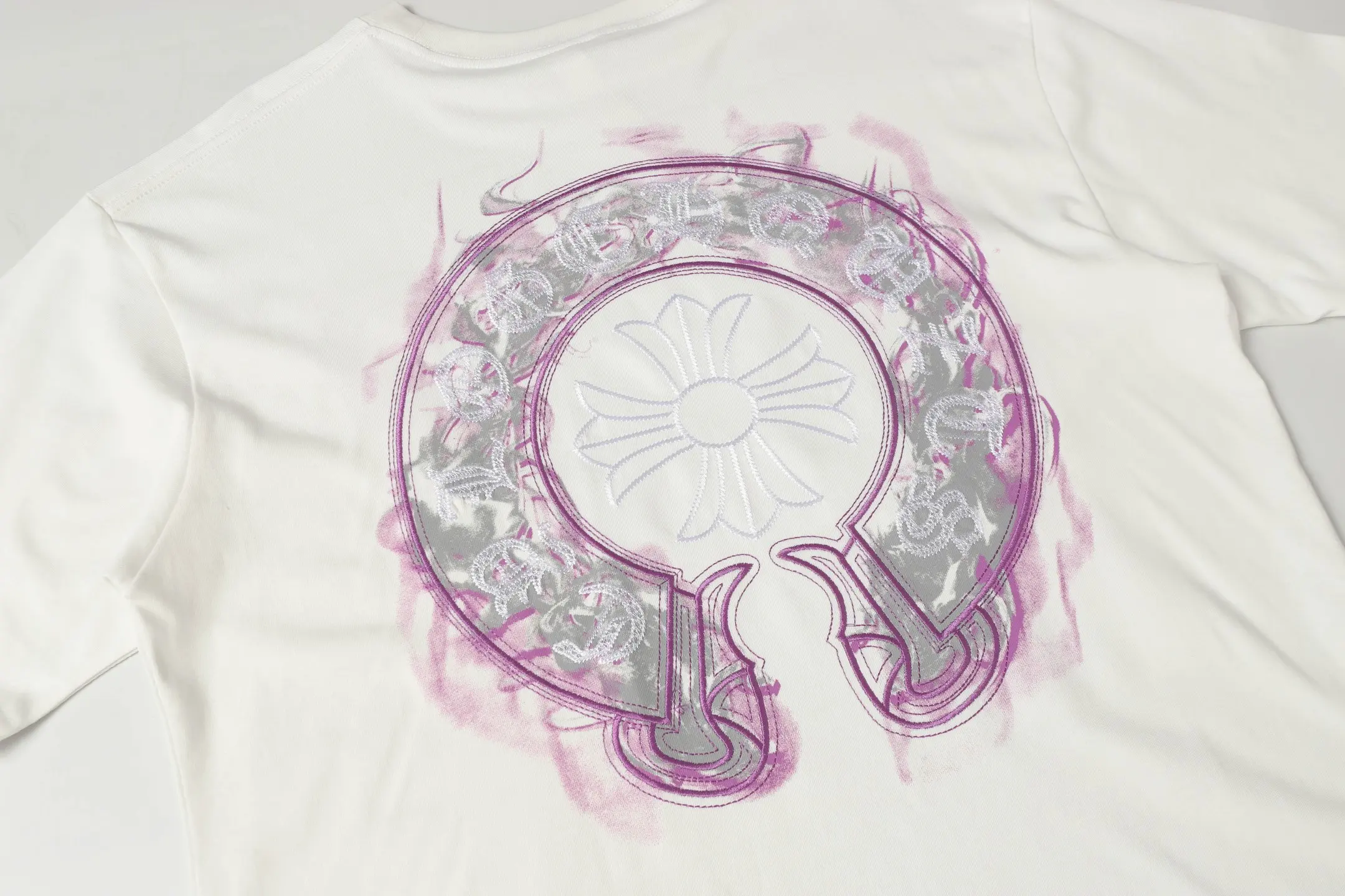 Horshoe Sanskrit Embroidered Cotton T-Shirt D10513640 — view 6