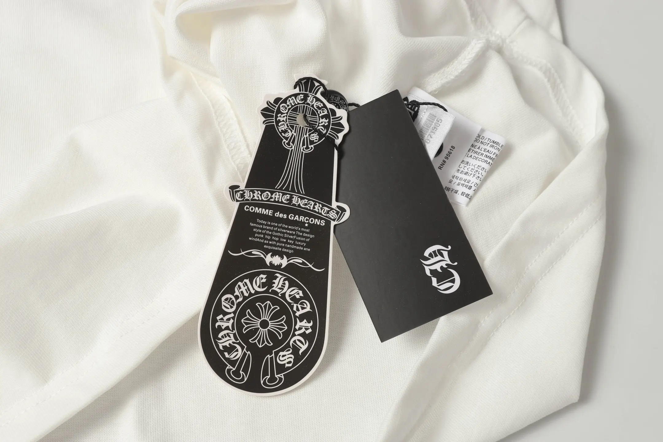 Horshoe Sanskrit Embroidered Cotton T-Shirt D10513640 — view 9
