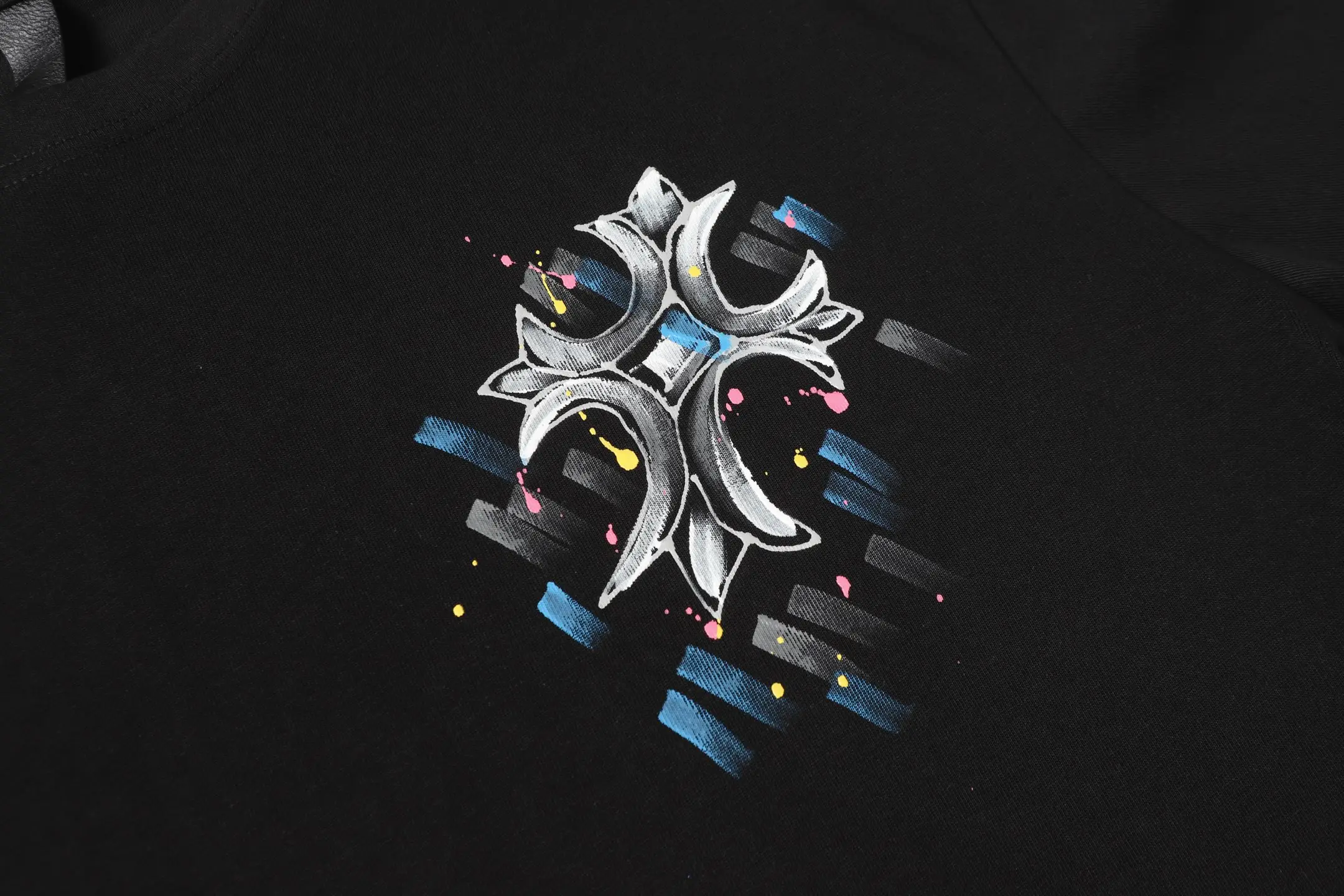 Hand-Painted Cross Graphic T-Shirt D10513625 — view 4