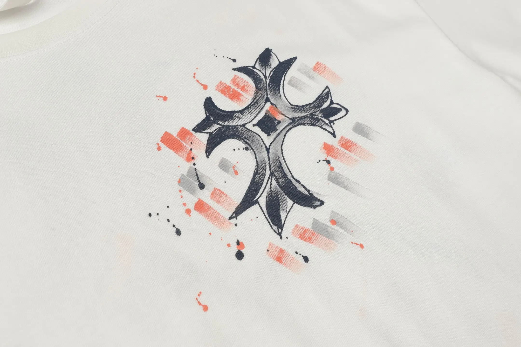 Hand-Painted Cross Graphic T-Shirt D10513626 — view 4
