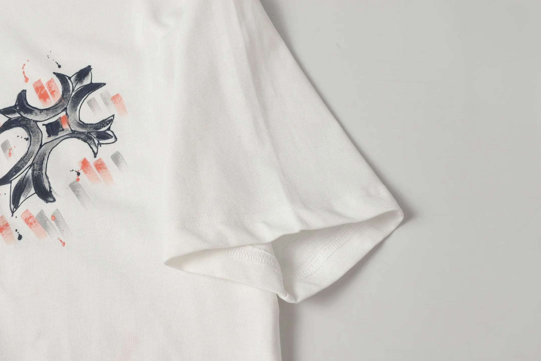 Hand-Painted Cross Graphic T-Shirt D10513626 — view 5