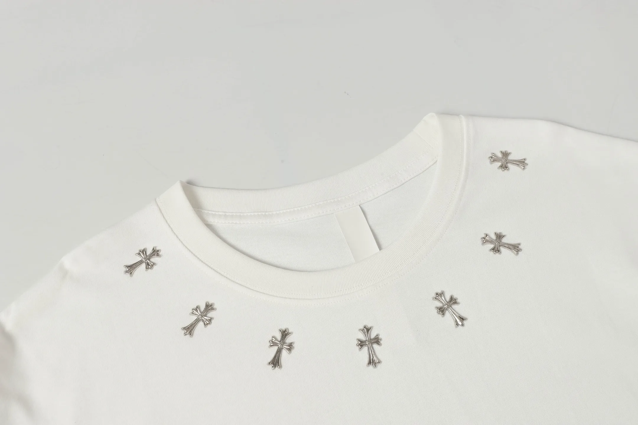 Rhinestone Cross Embellished Cotton T-Shirt D9513652 — view 3