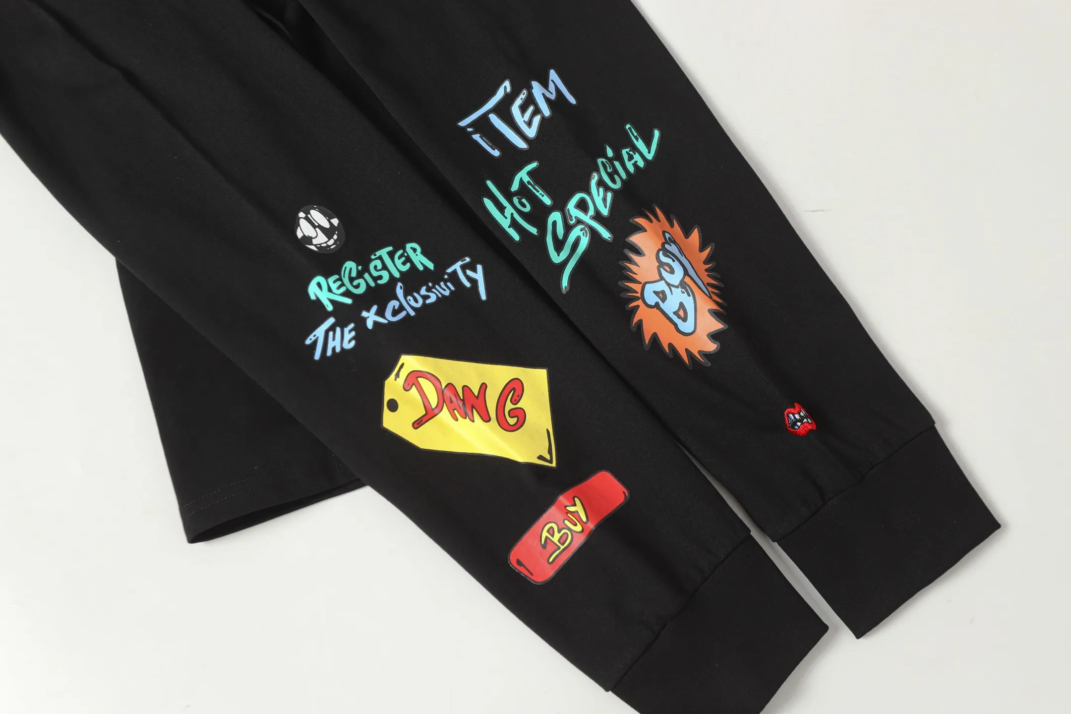 Graffiti Print Long-Sleeve T-Shirt D10013493 — view 9