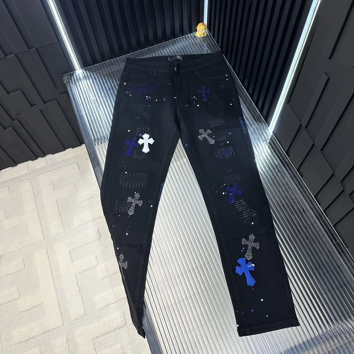 Distressed Slim-Fit Graphic Jeans D15421821