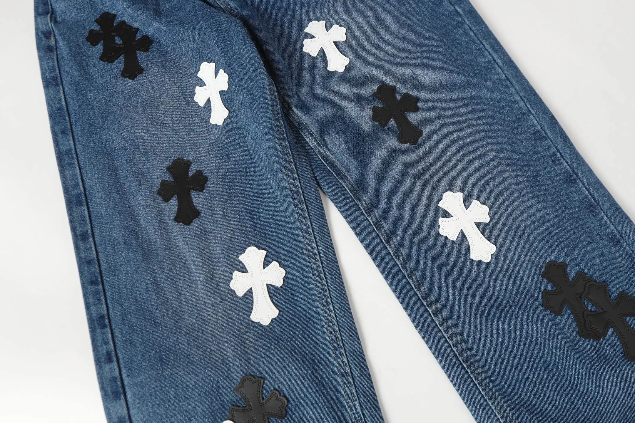 Cross-Patch Appliqué Straight-Leg Jeans D15513474 — view 4