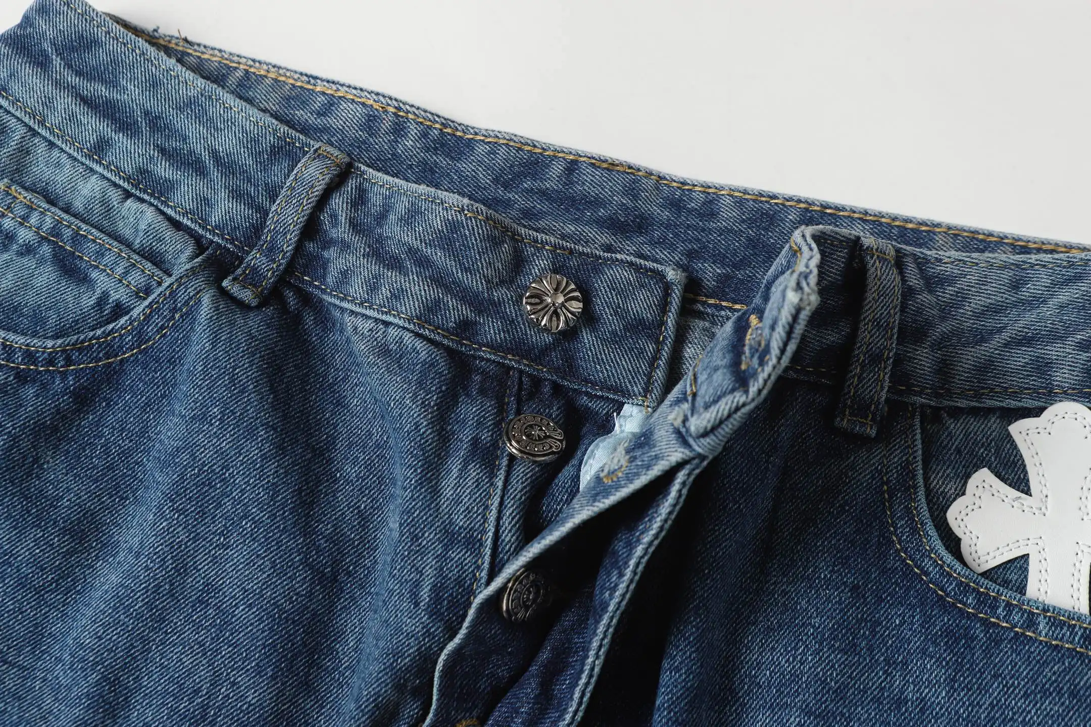 Cross-Patch Appliqué Straight-Leg Jeans D15513474 — view 5
