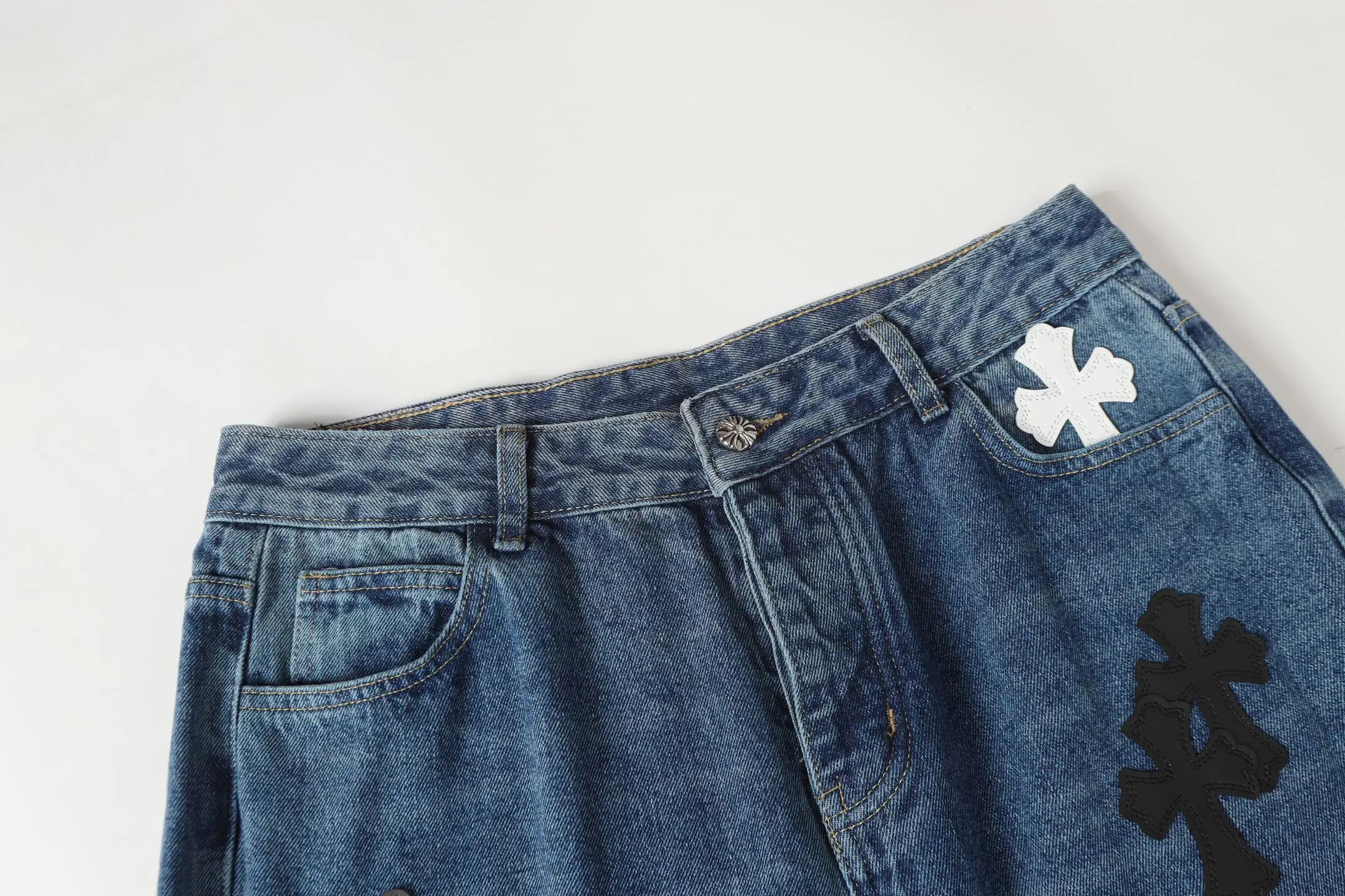 Cross-Patch Appliqué Straight-Leg Jeans D15513474 — view 8