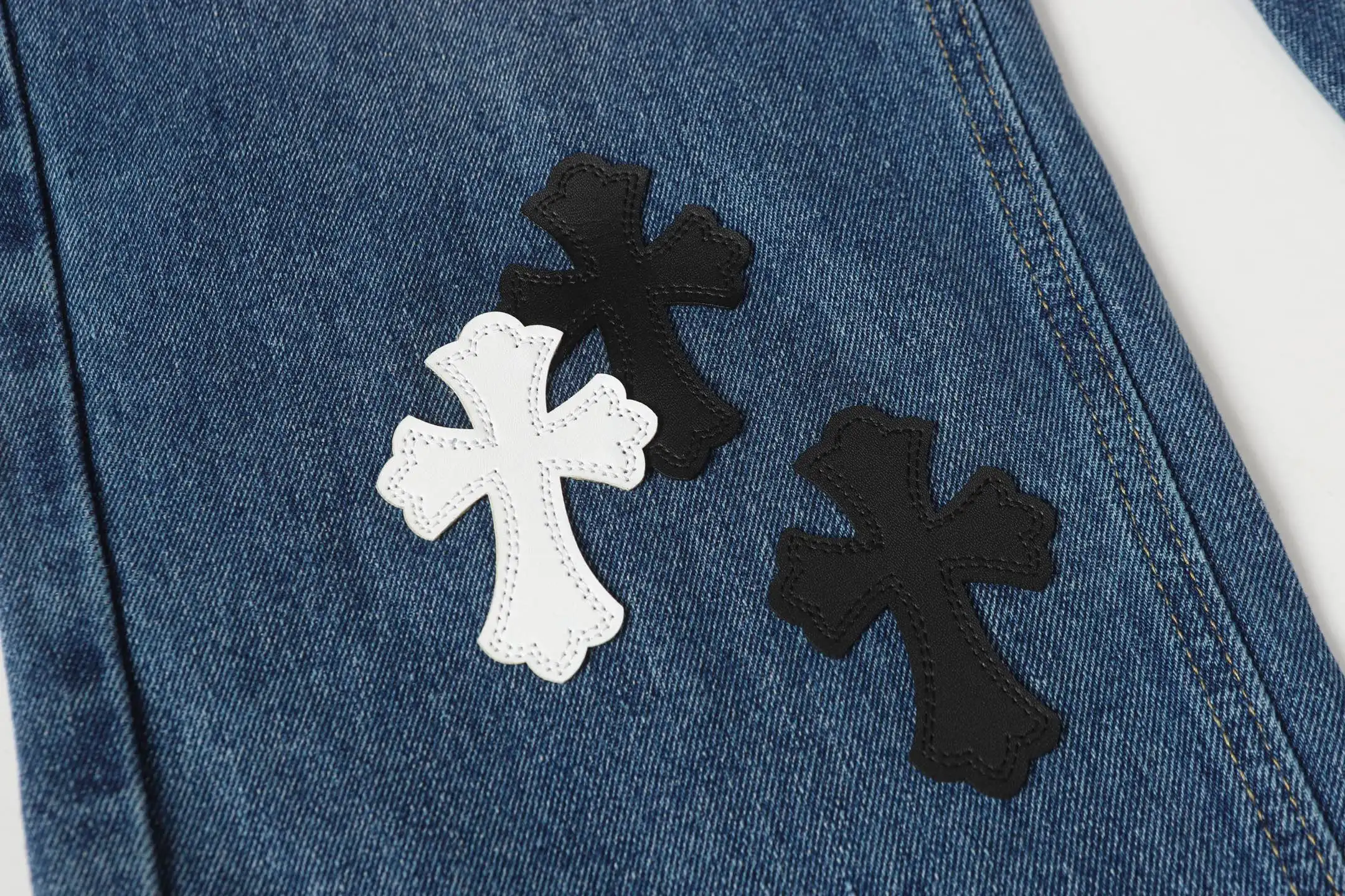 Cross-Patch Appliqué Straight-Leg Jeans D15513474 — view 10