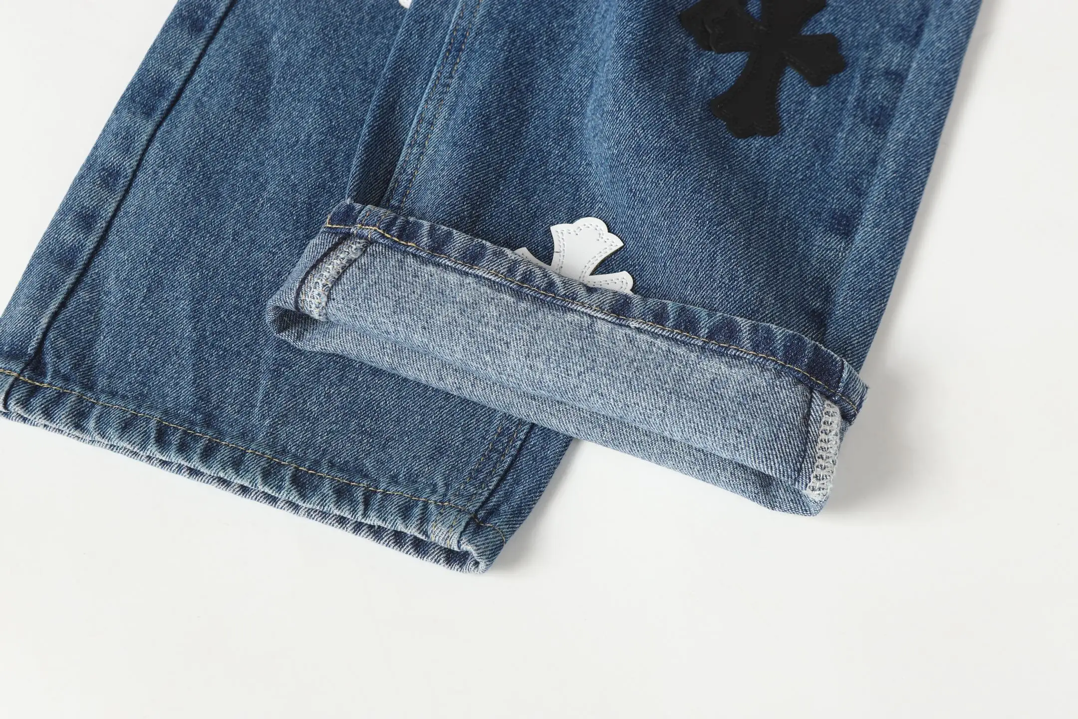 Cross-Patch Appliqué Straight-Leg Jeans D15513474 — view 11