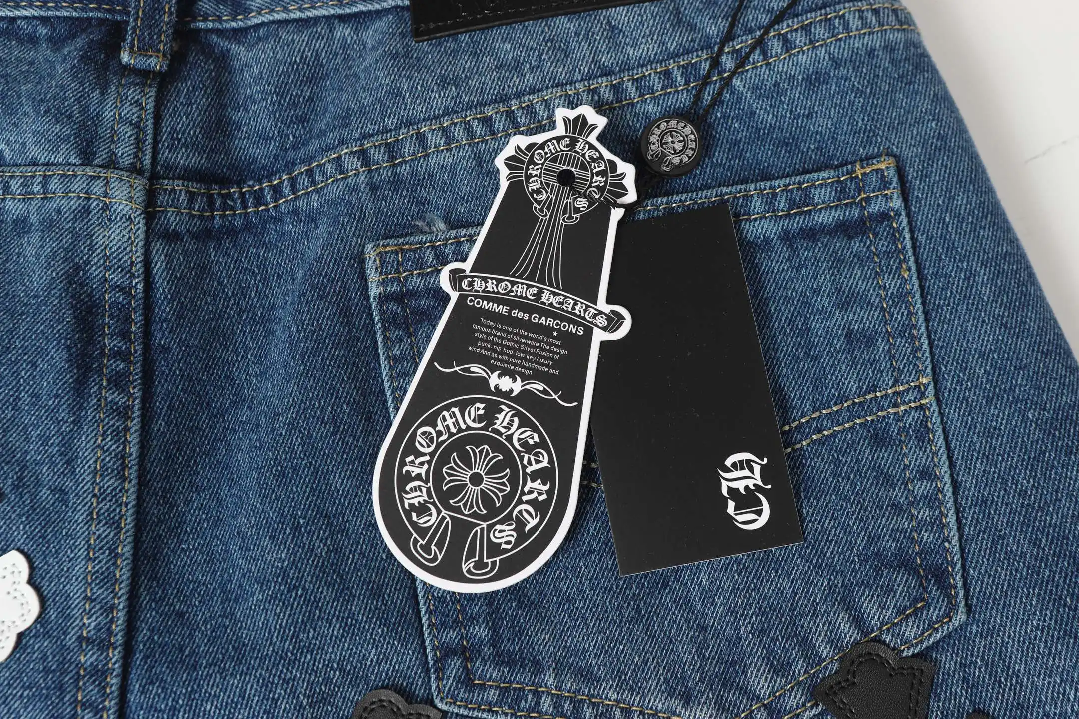 Cross-Patch Appliqué Straight-Leg Jeans D15513474 — view 12