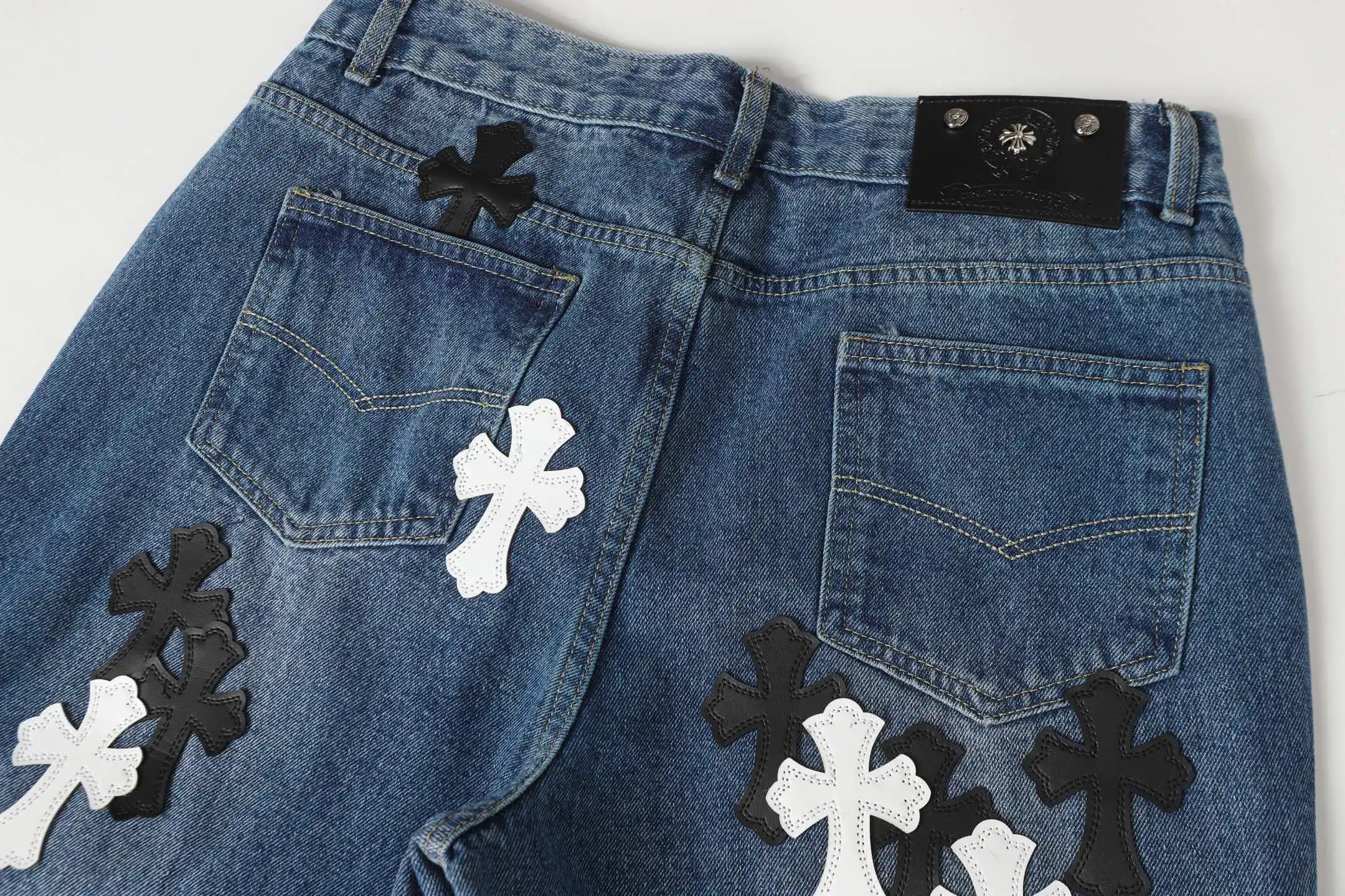 Cross-Patch Appliqué Straight-Leg Jeans D15513474 — view 13
