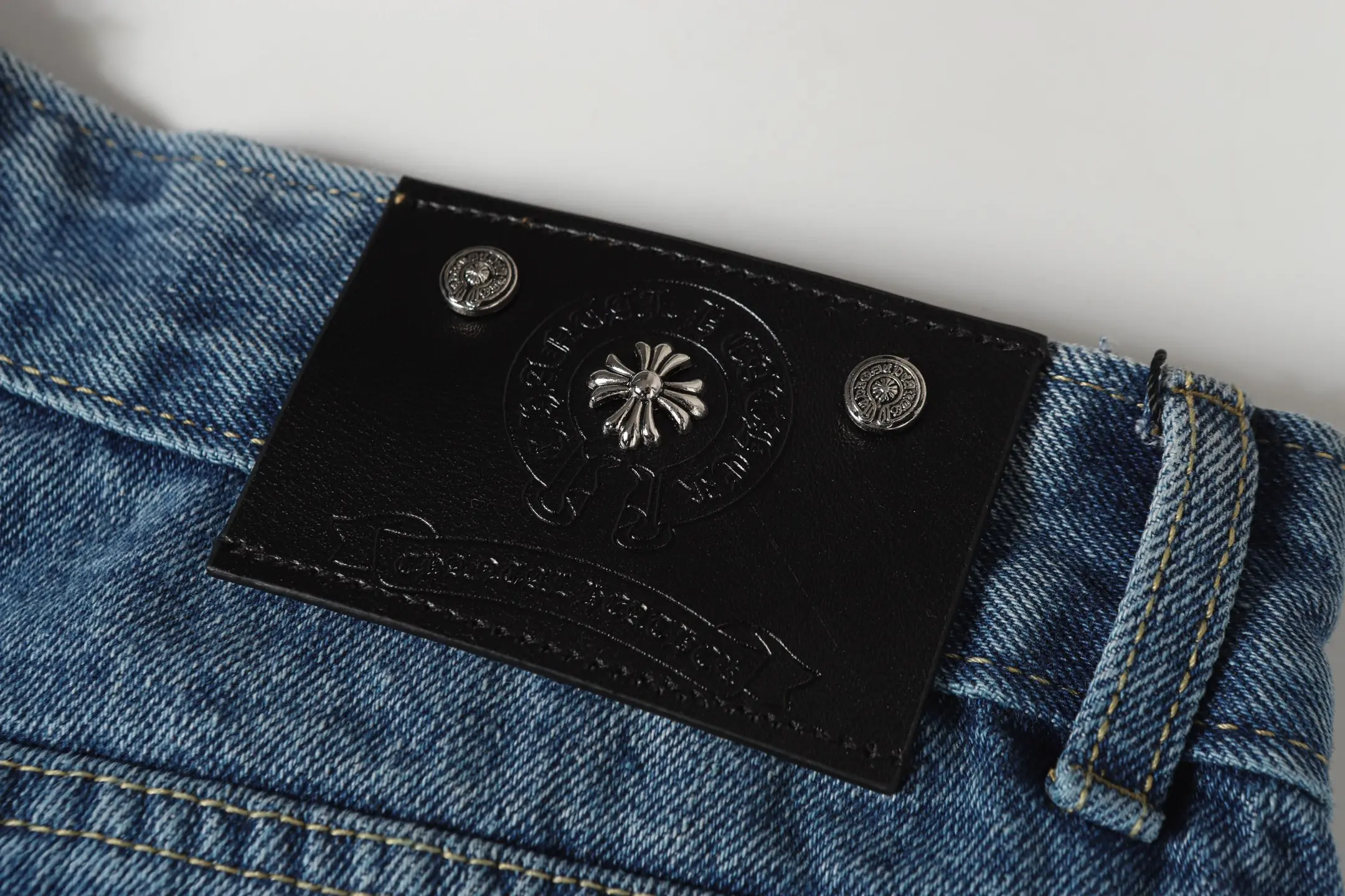 Cross-Patch Appliqué Straight-Leg Jeans D15513474 — view 14