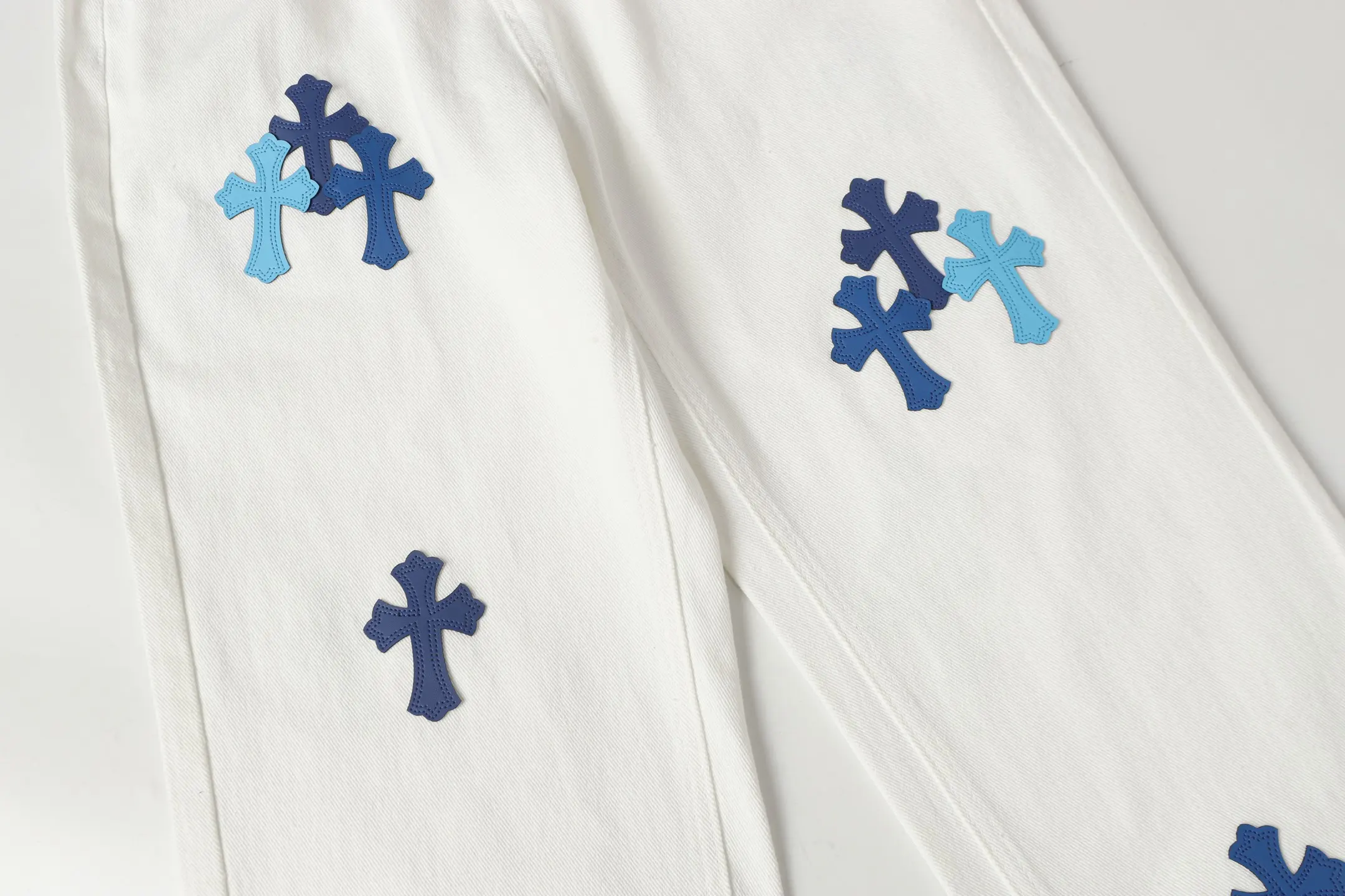 Cross Patch Embroidered Straight-Leg Jeans D15513473 — view 4