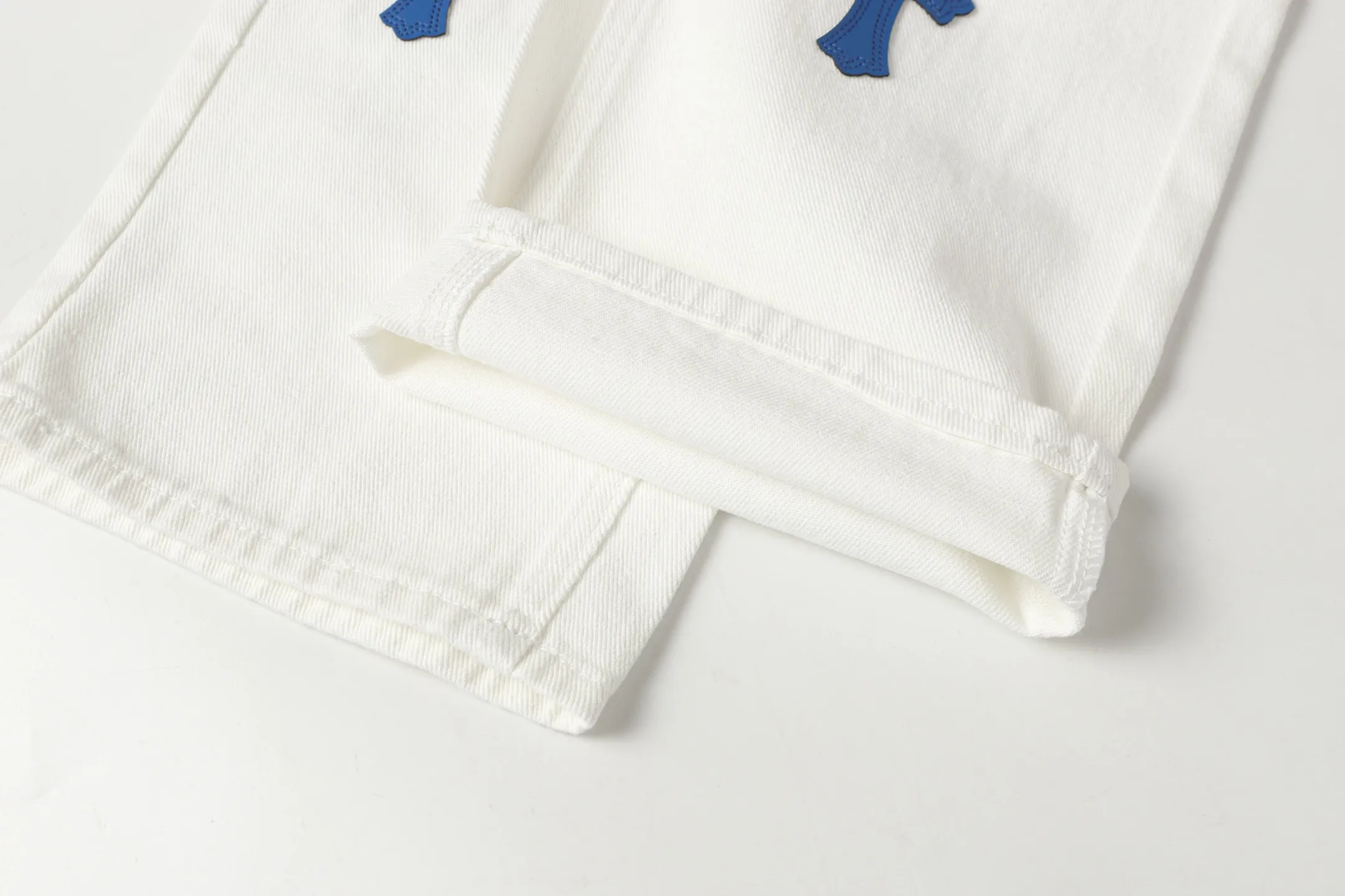 Cross Patch Embroidered Straight-Leg Jeans D15513473 — view 9