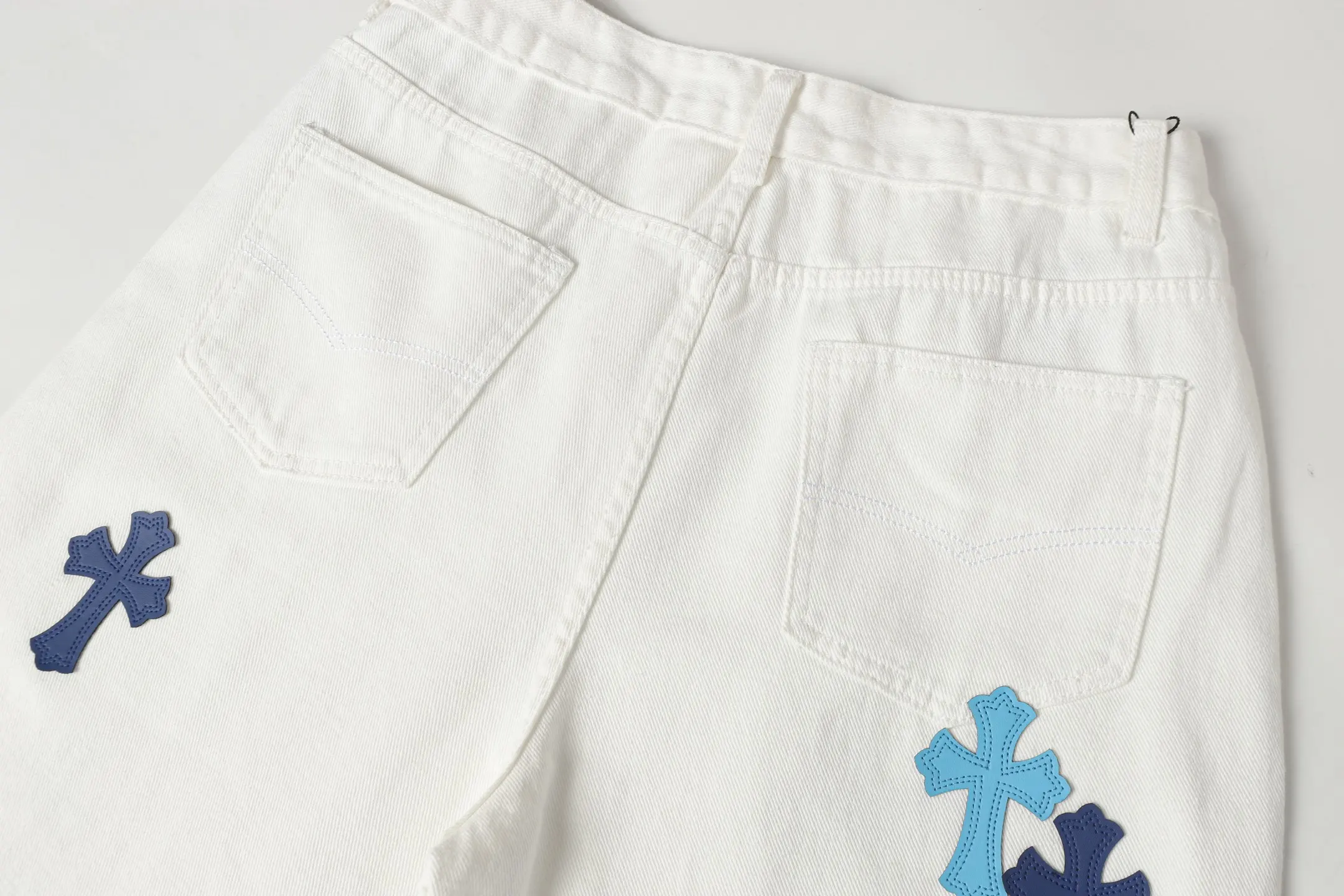 Cross Patch Embroidered Straight-Leg Jeans D15513473 — view 11
