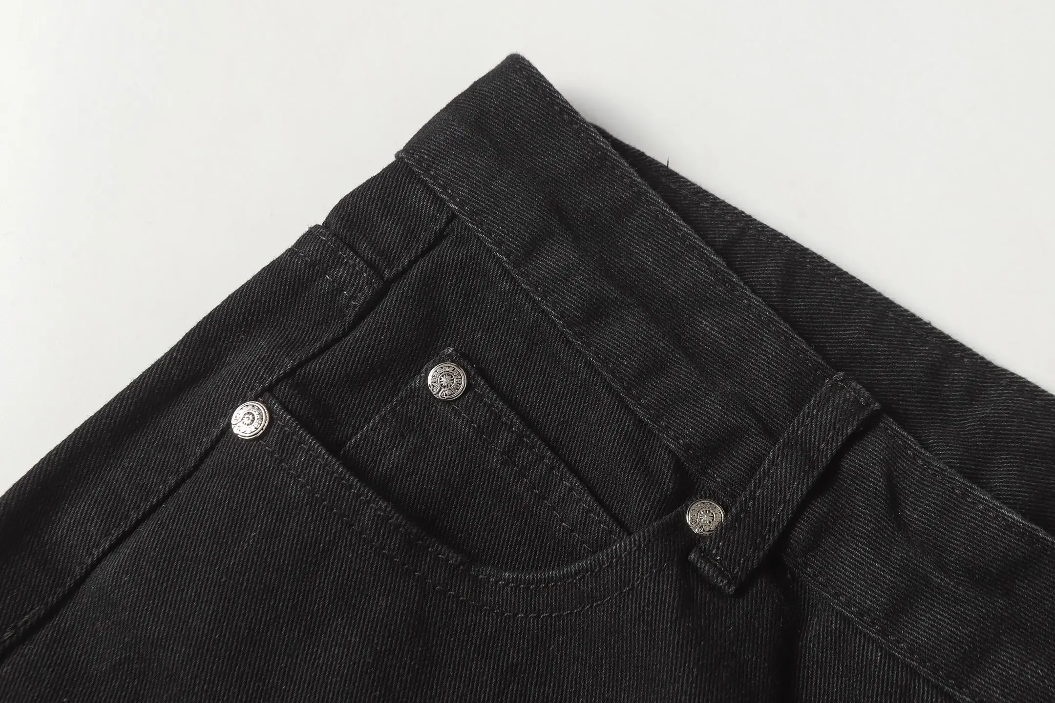 Cross Patch Embroidered Straight-Leg Jeans D14013592 — view 5