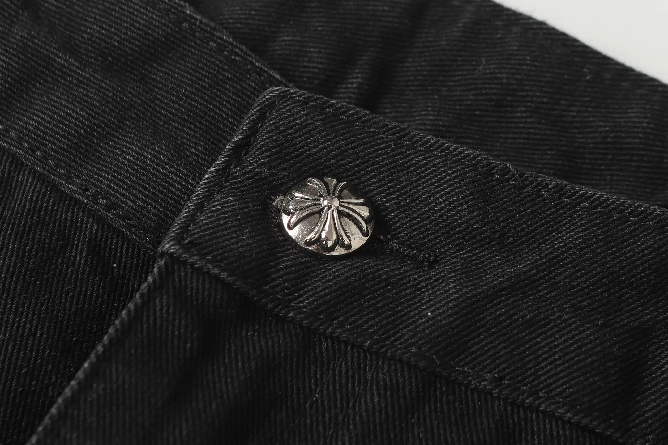 Cross Patch Embroidered Straight-Leg Jeans D14013592 — view 8