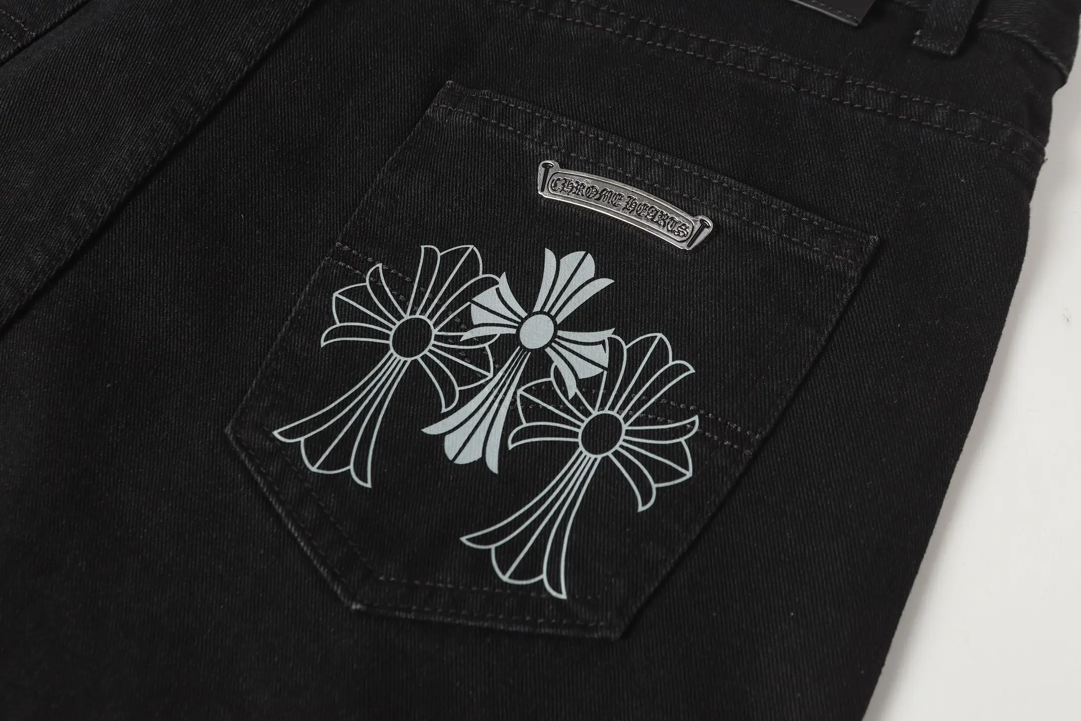 Cross Patch Embroidered Straight-Leg Jeans D14013592 — view 15