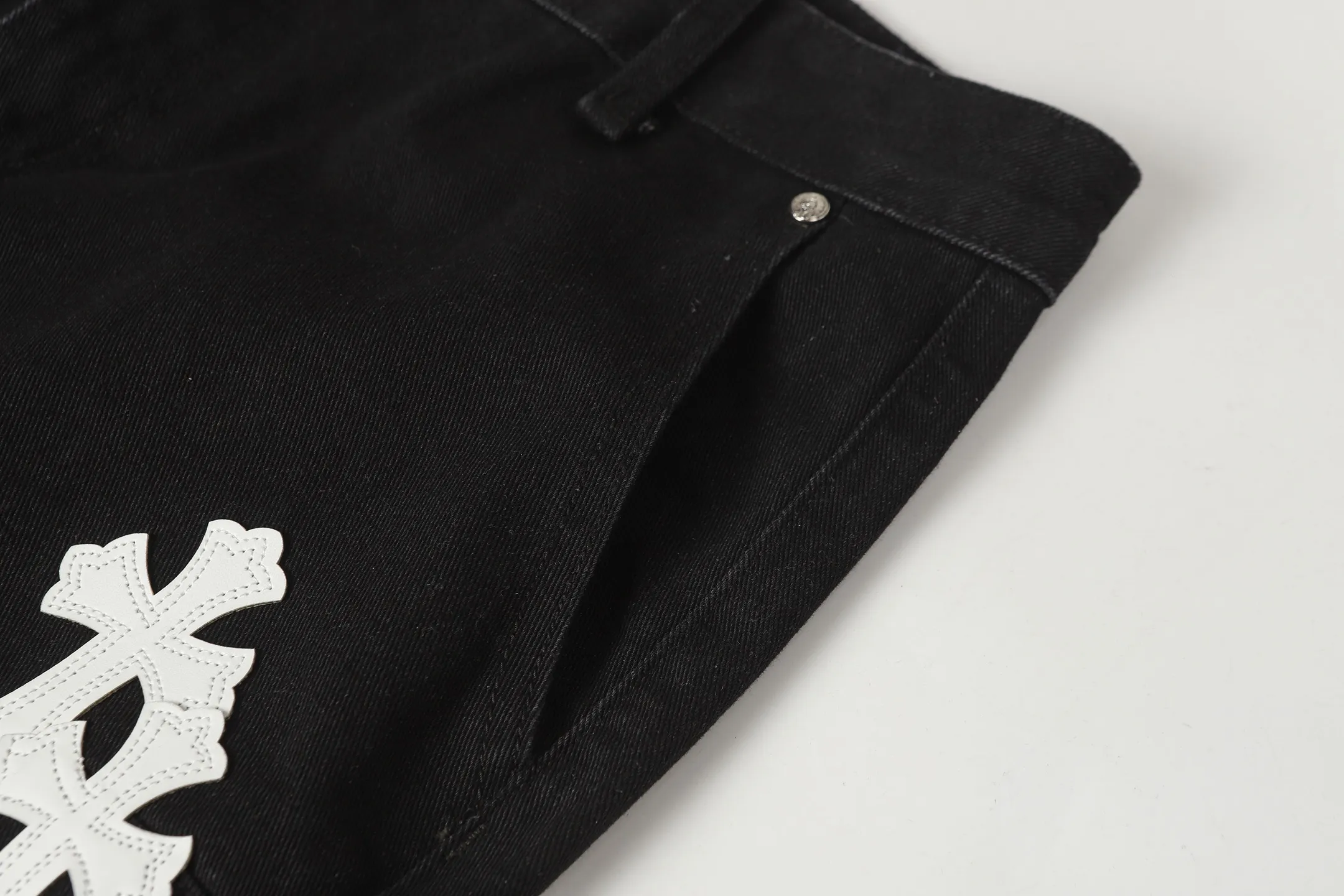 Cross Patch Embroidered Straight-Leg Jeans D16013591 — view 8