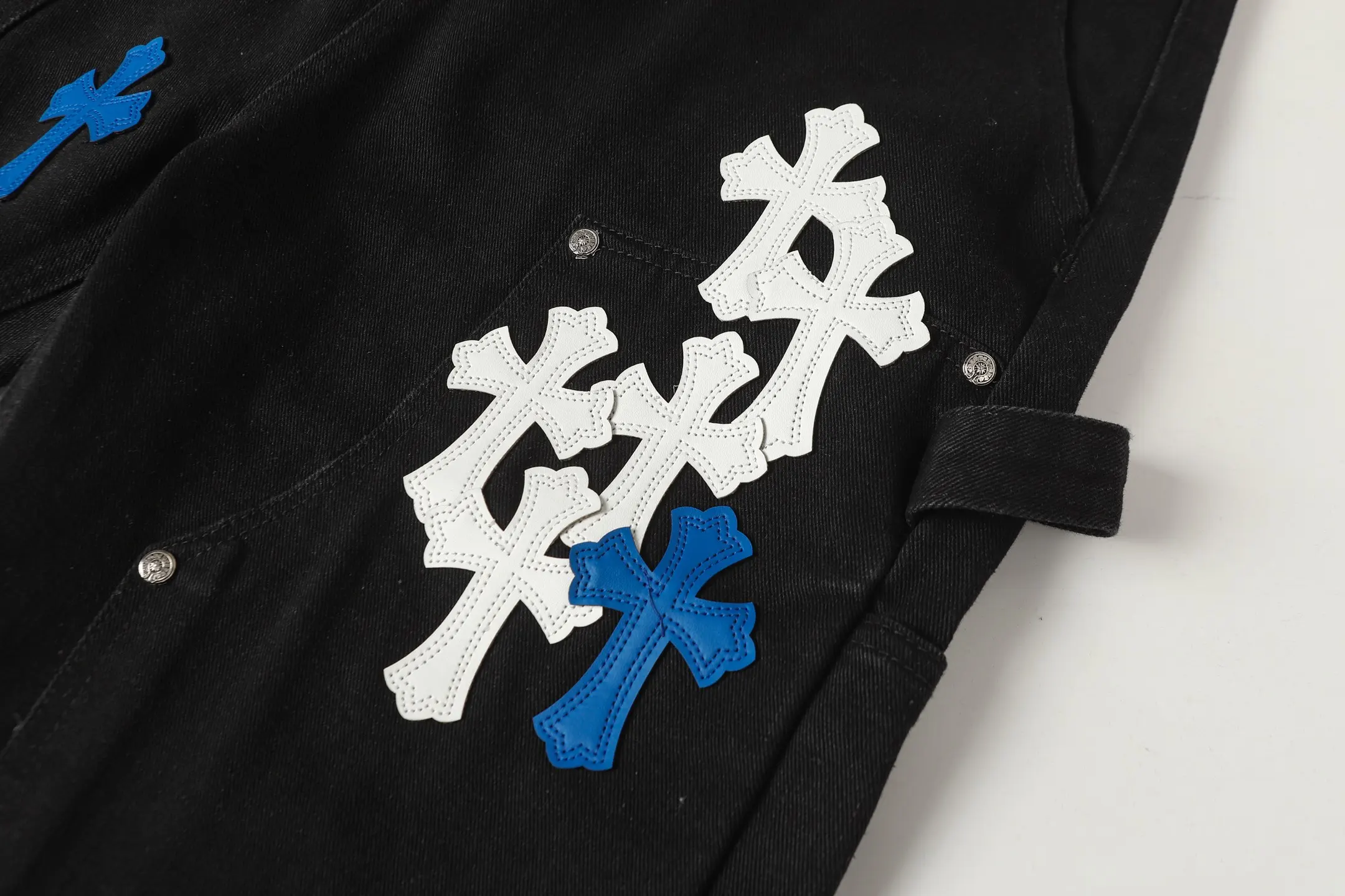 Cross Patch Embroidered Straight-Leg Jeans D16013591 — view 9
