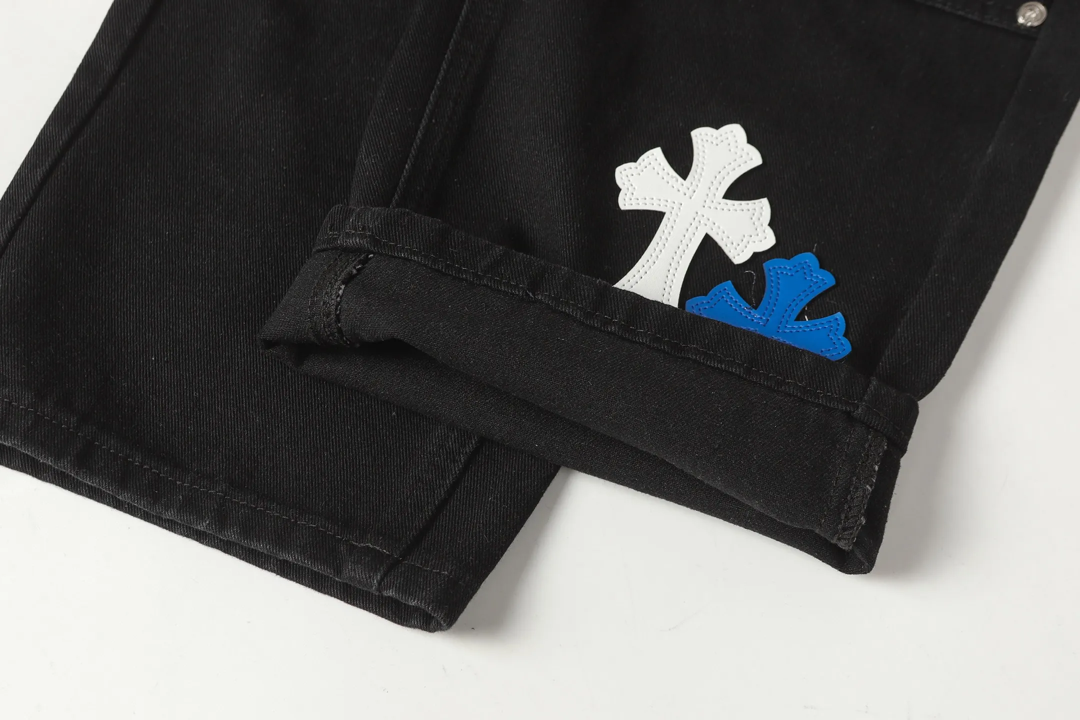 Cross Patch Embroidered Straight-Leg Jeans D16013591 — view 11