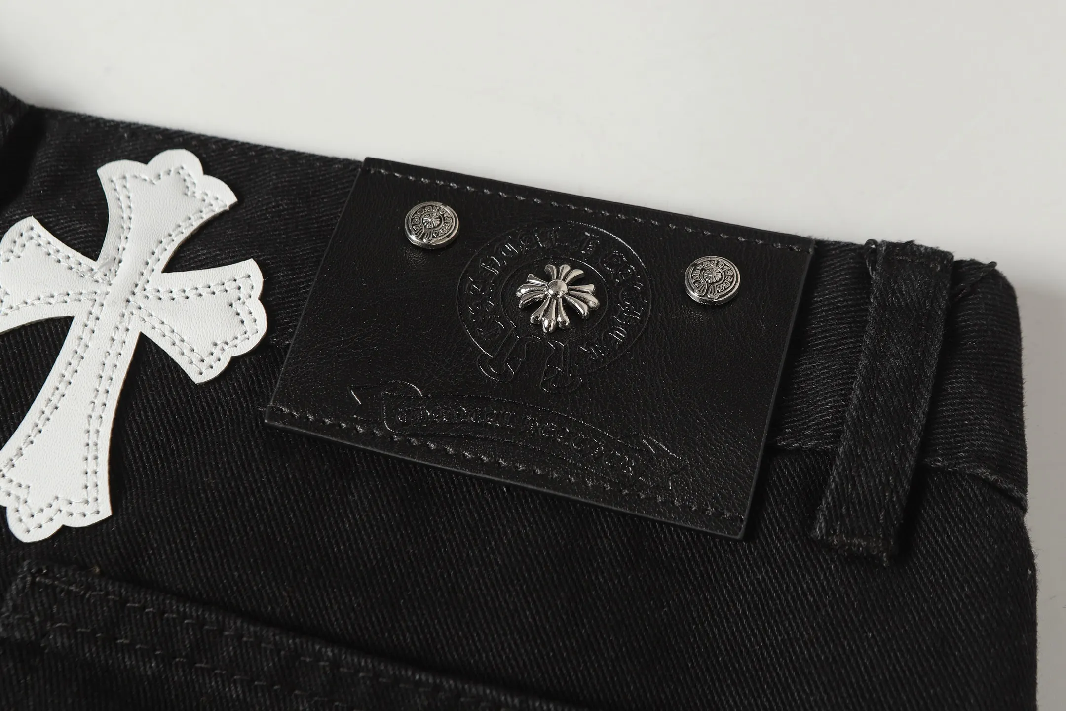 Cross Patch Embroidered Straight-Leg Jeans D16013591 — view 14