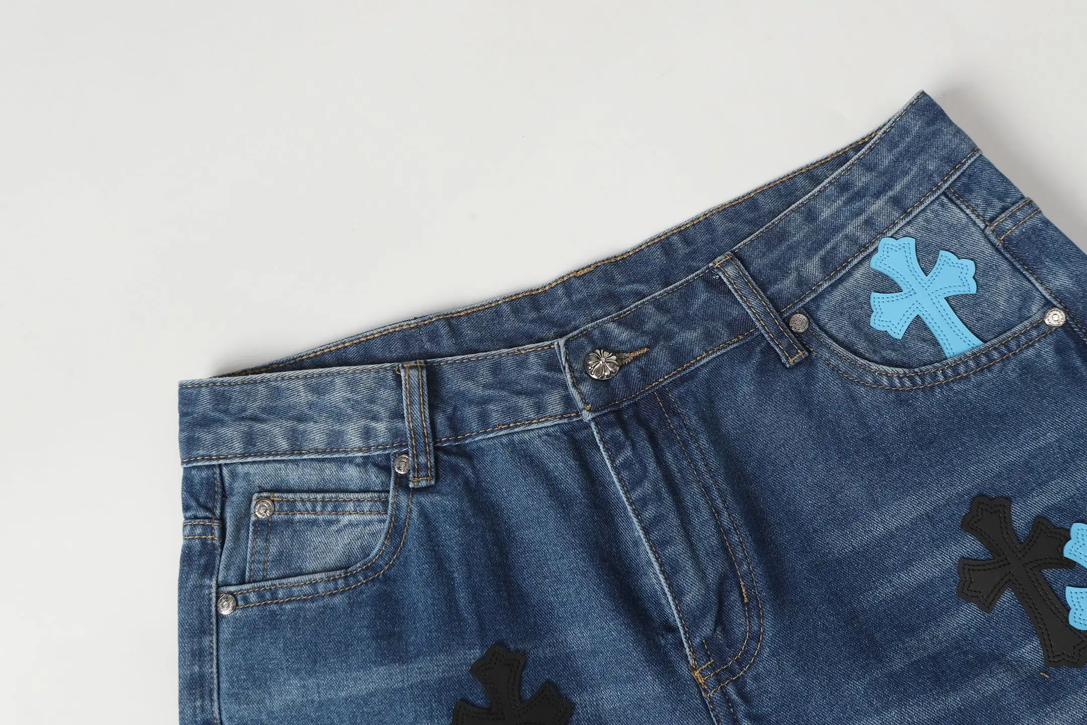 Cross Patch Appliqué Straight-Leg Jeans D15513679 — view 4
