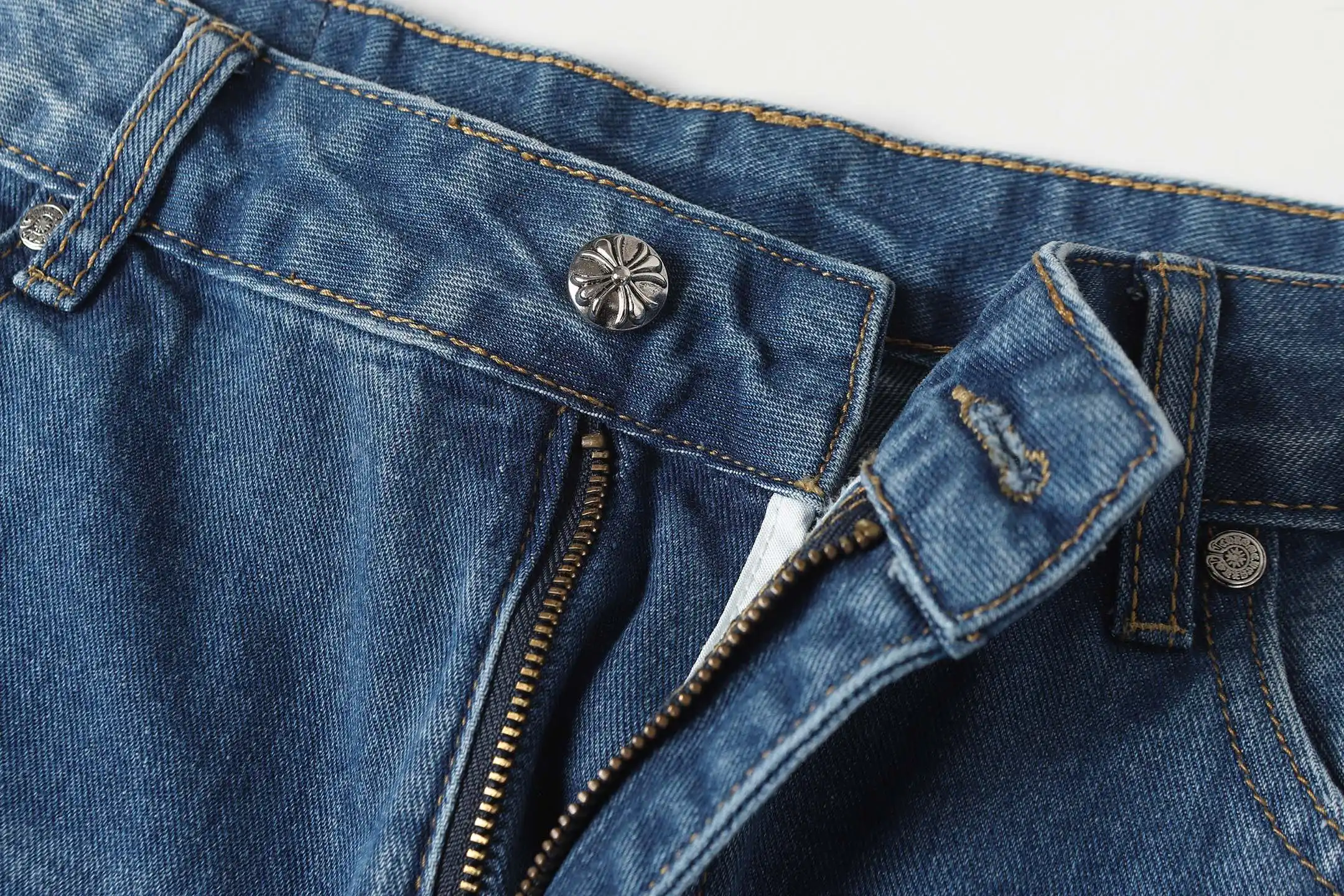 Cross Patch Appliqué Straight-Leg Jeans D15513679 — view 5