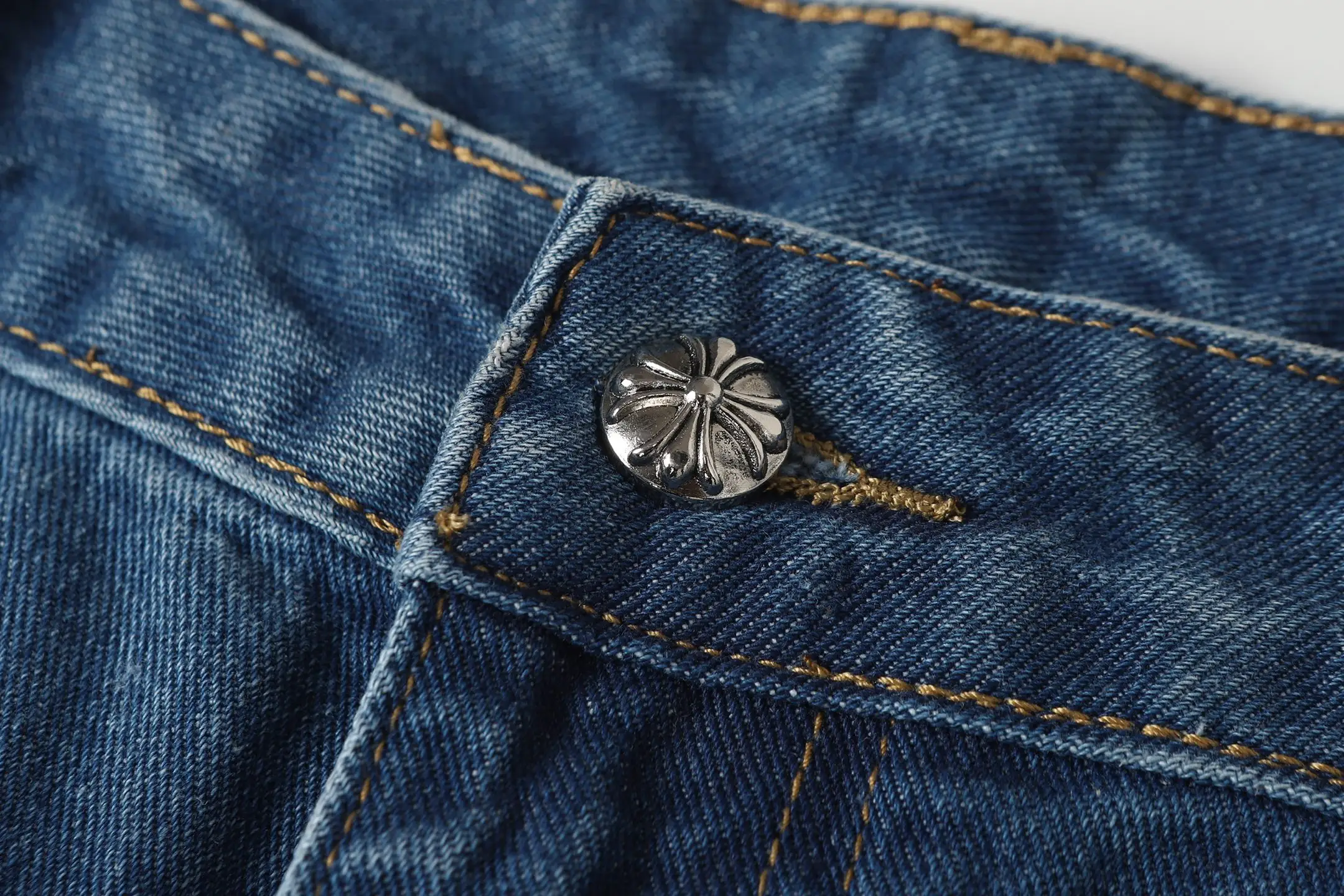 Cross Patch Appliqué Straight-Leg Jeans D15513679 — view 7