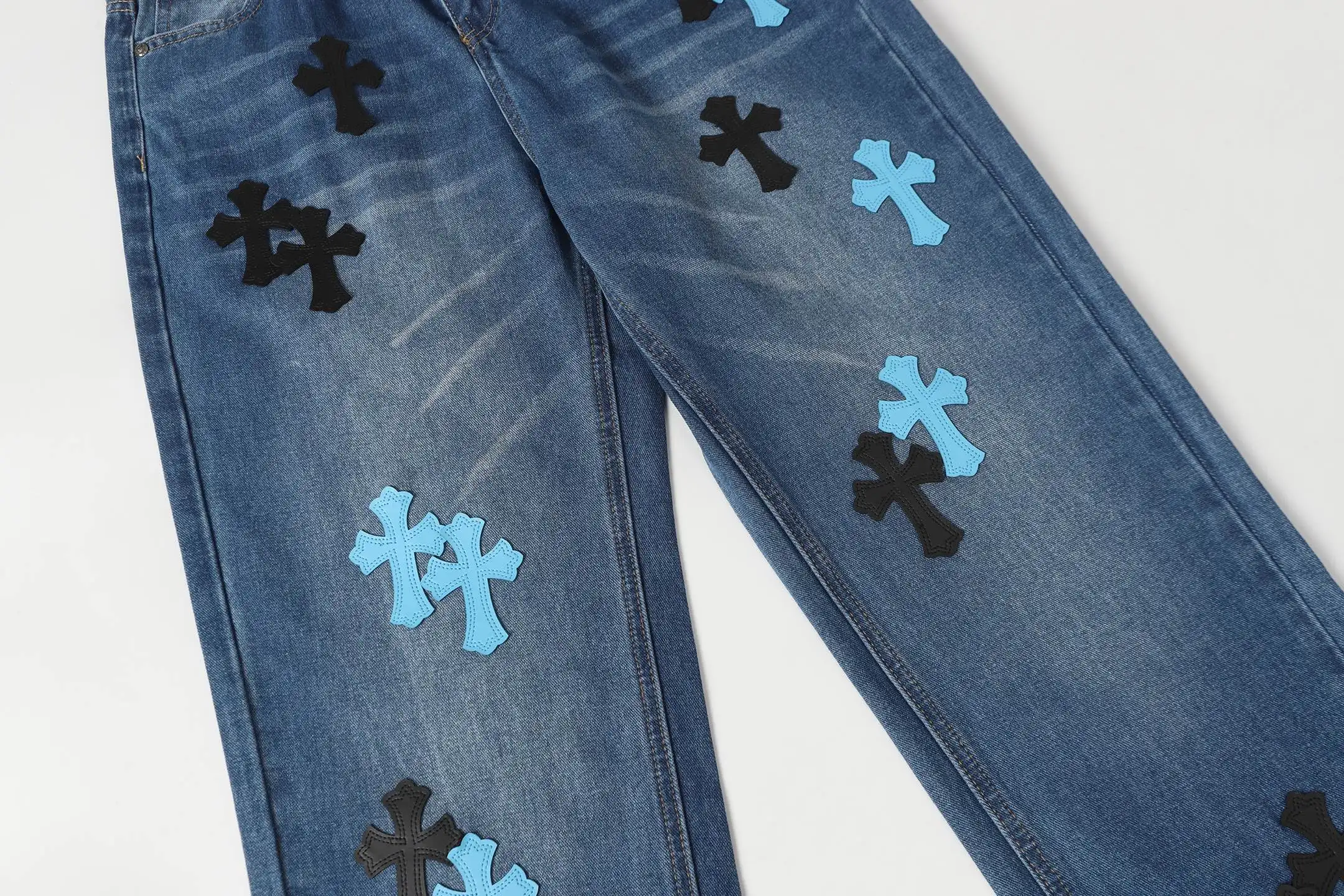 Cross Patch Appliqué Straight-Leg Jeans D15513679 — view 8