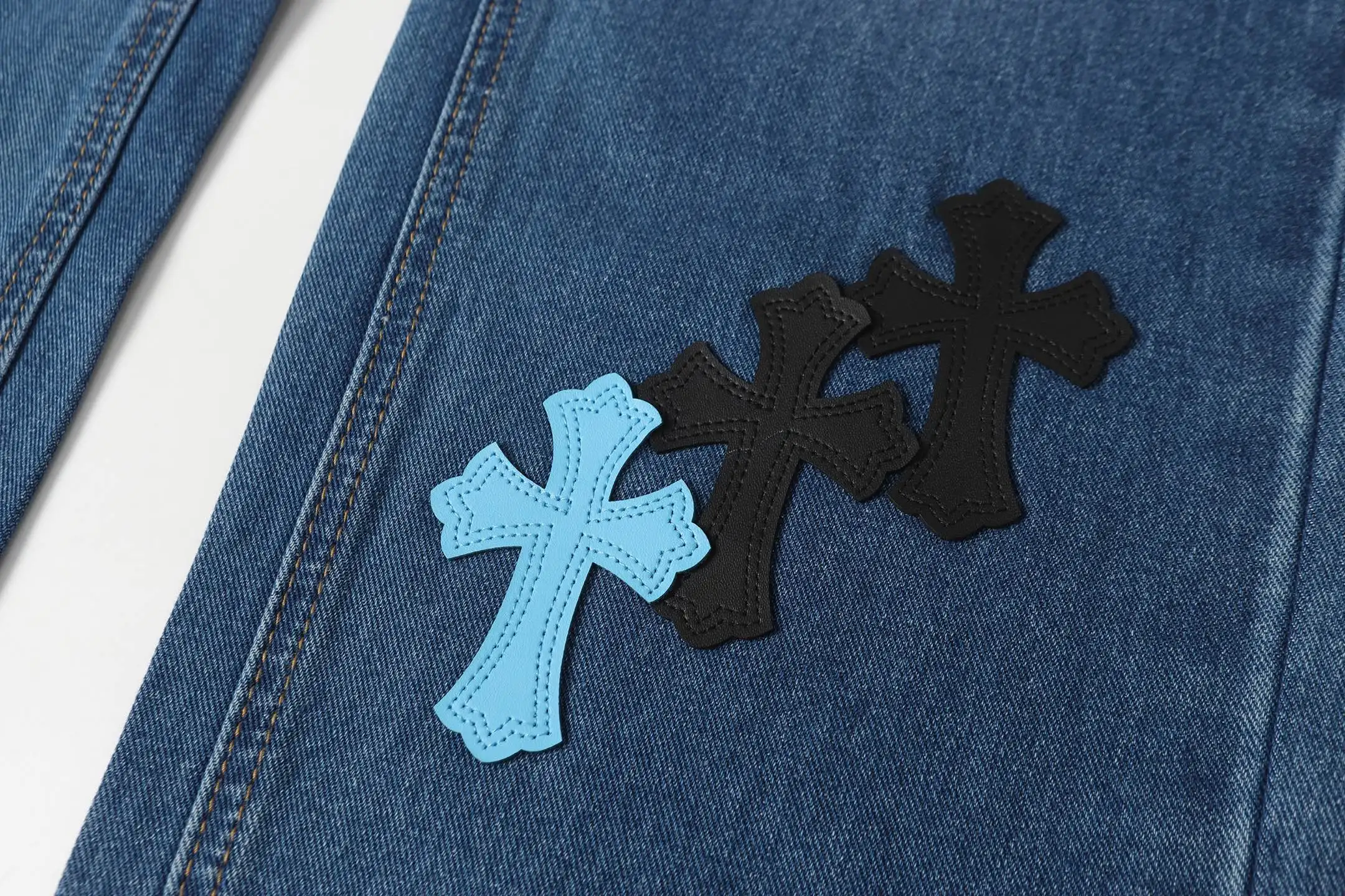 Cross Patch Appliqué Straight-Leg Jeans D15513679 — view 9