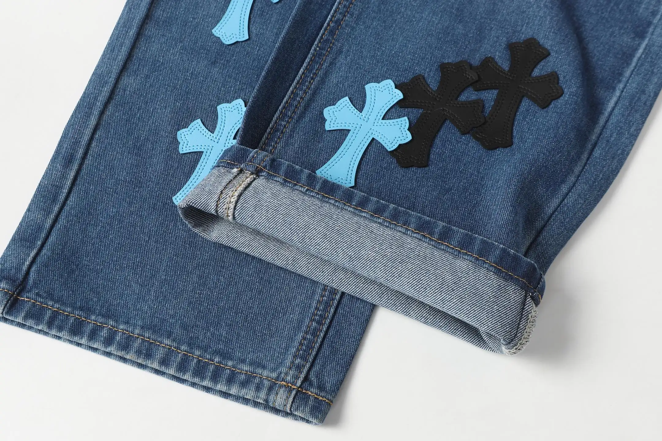 Cross Patch Appliqué Straight-Leg Jeans D15513679 — view 10