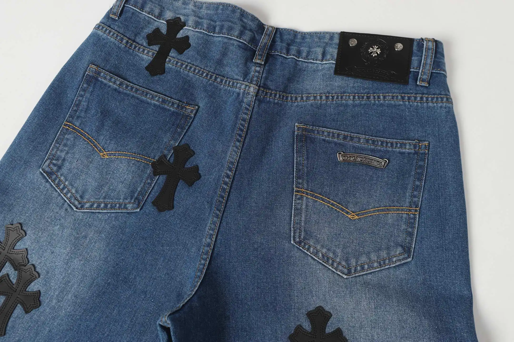 Cross Patch Appliqué Straight-Leg Jeans D15513679 — view 11