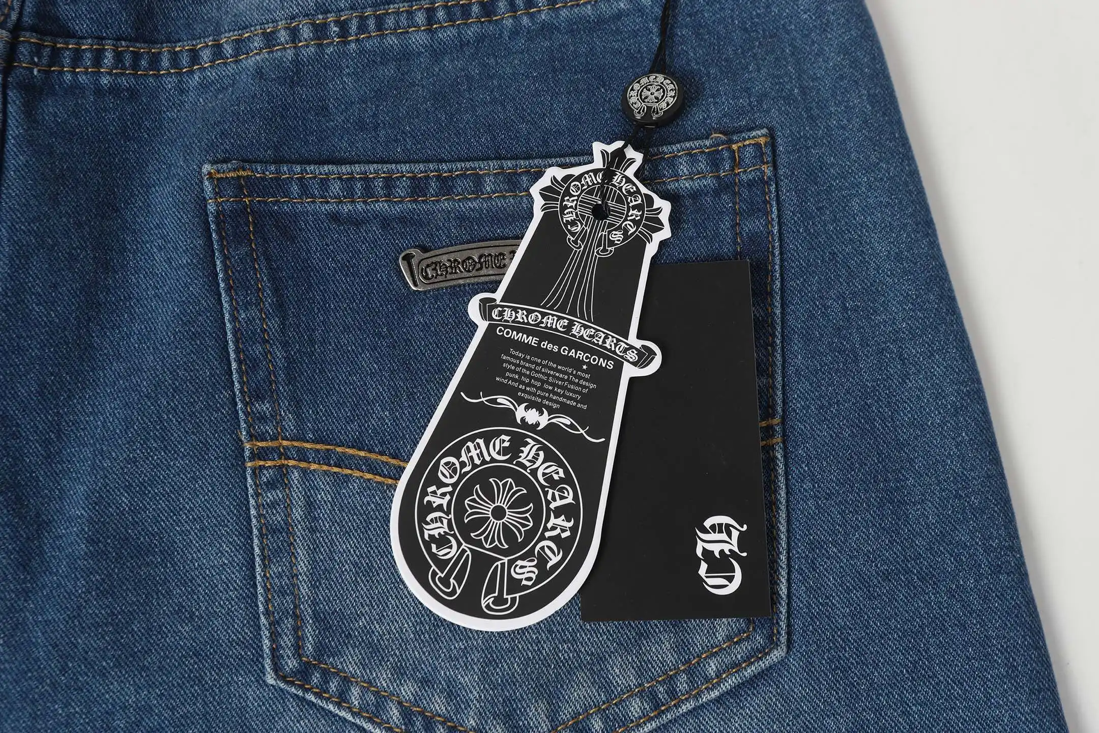 Cross Patch Appliqué Straight-Leg Jeans D15513679 — view 12