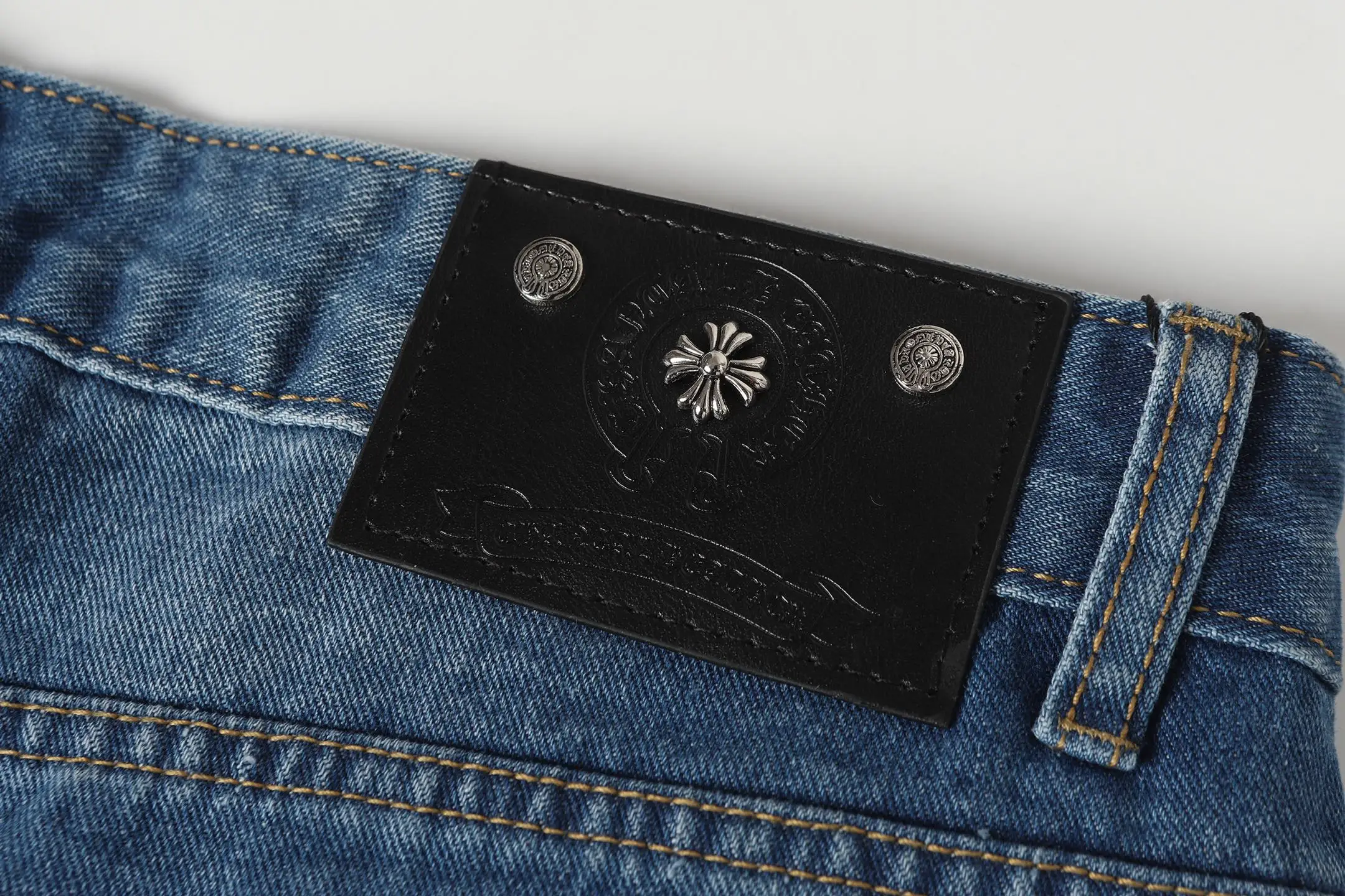 Cross Patch Appliqué Straight-Leg Jeans D15513679 — view 13