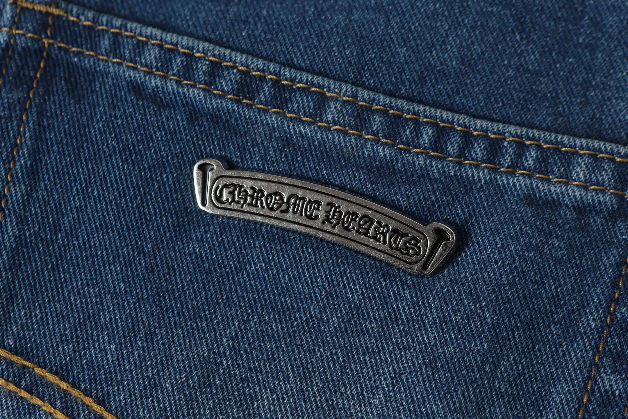 Cross Patch Appliqué Straight-Leg Jeans D15513679 — view 14