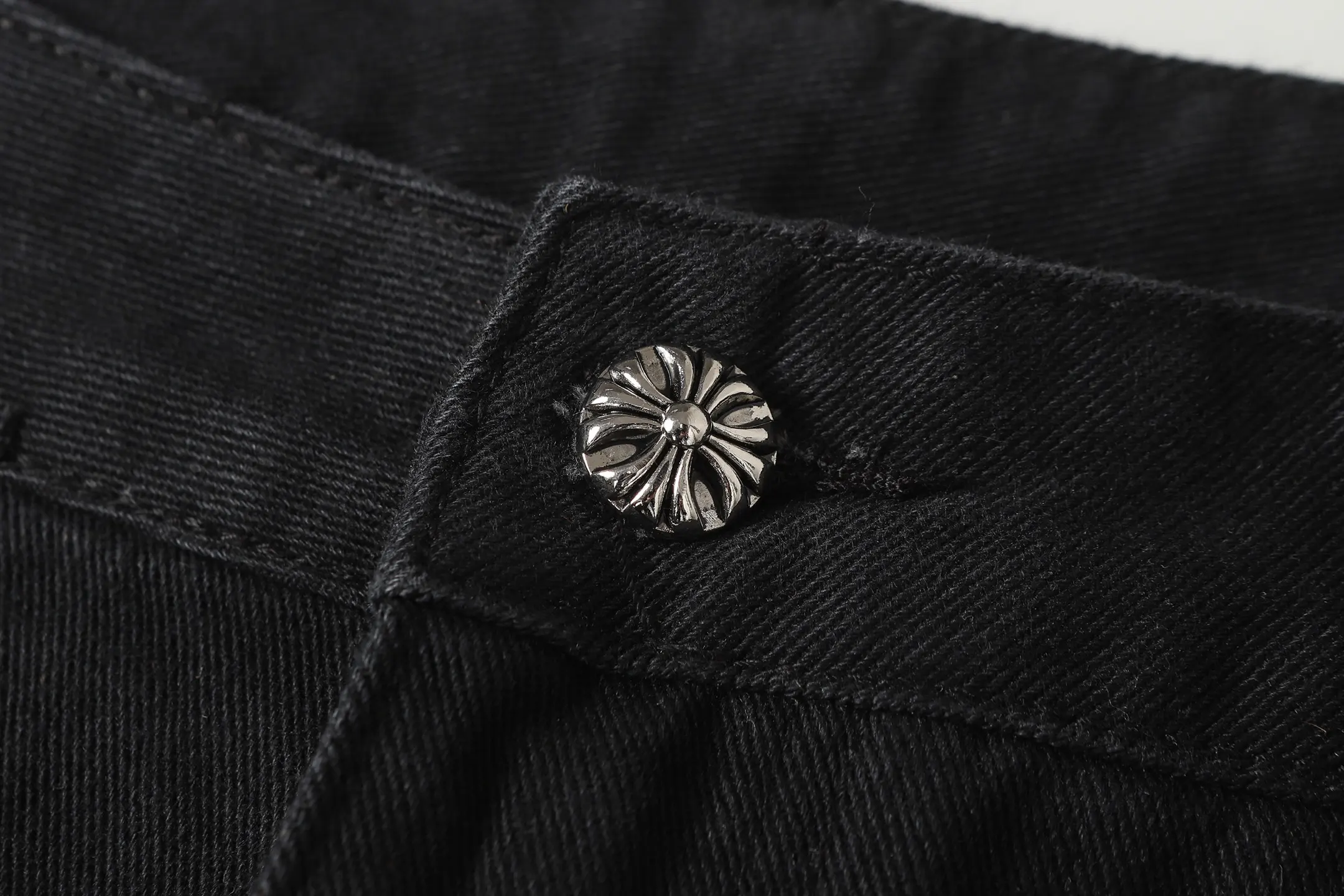 Leopard Patch Cross Straight-Leg Jeans D15513680 — view 5