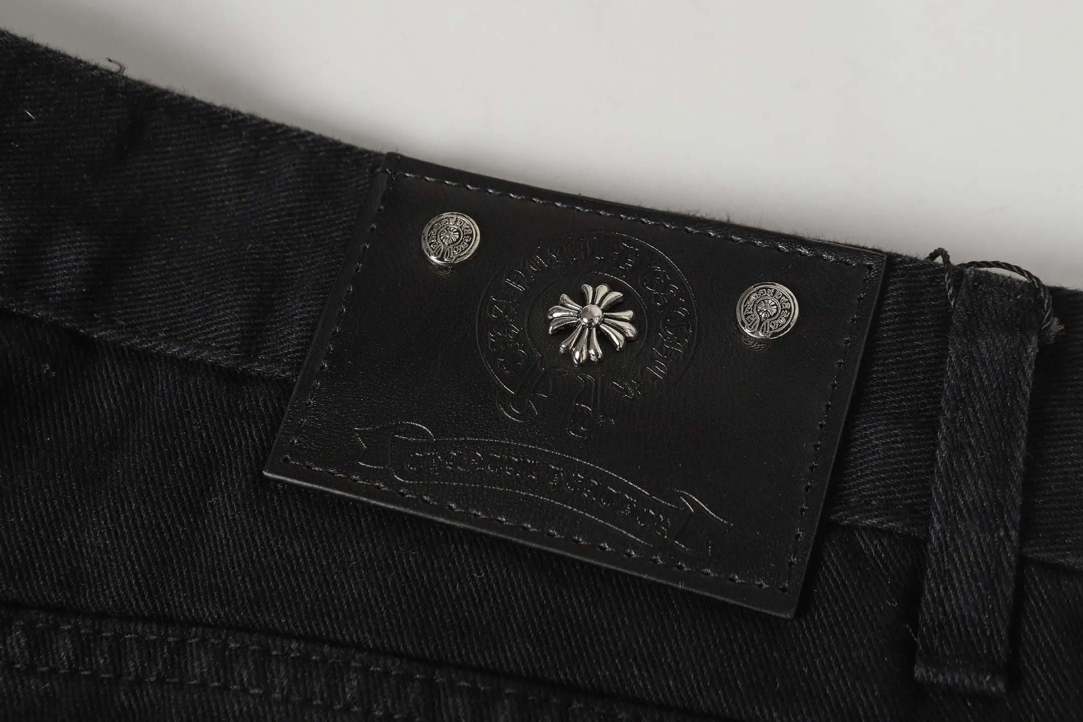 Leopard Patch Cross Straight-Leg Jeans D15513680 — view 9