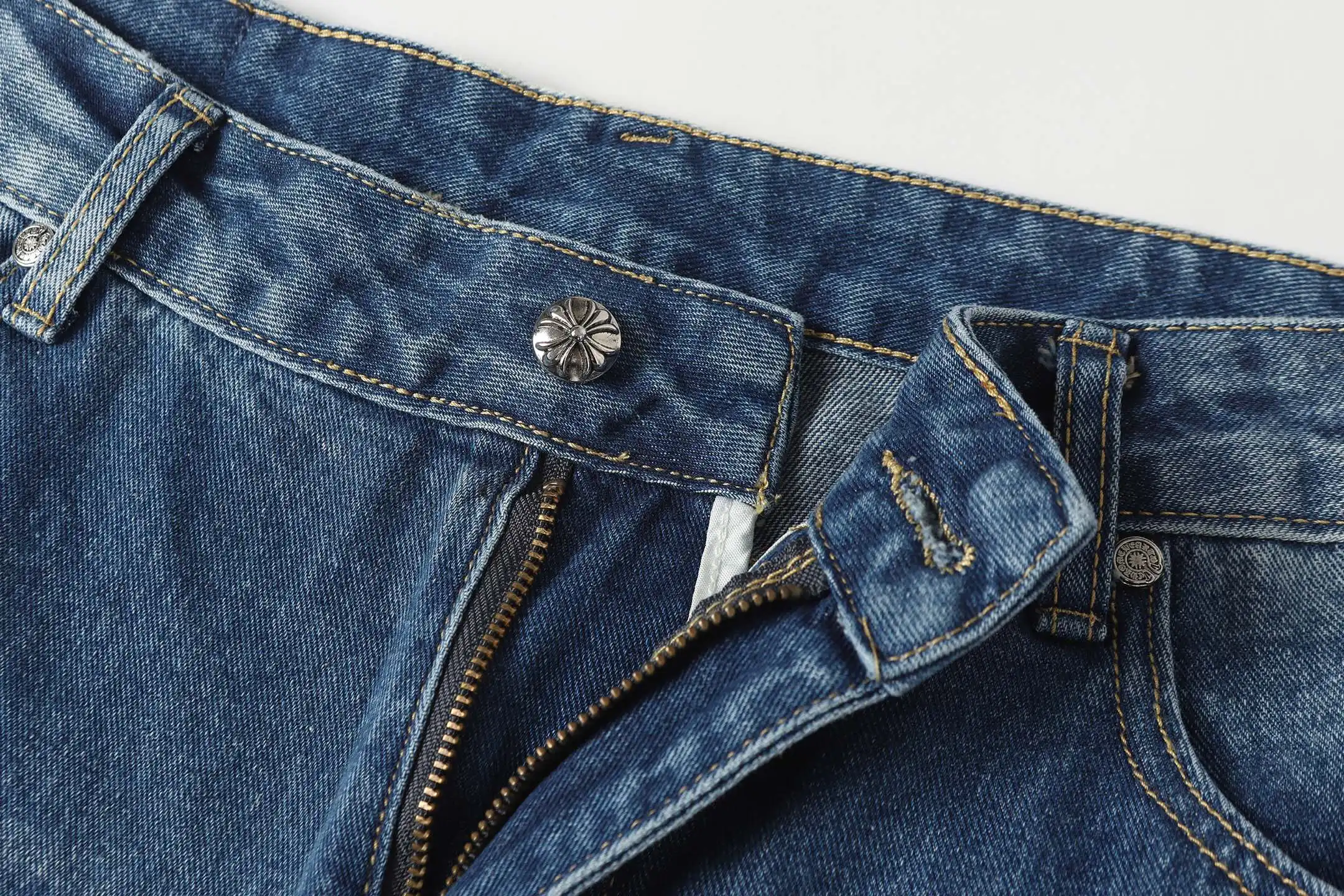 Cross Patch Appliqué Straight-Leg Jeans D15513681 — view 4