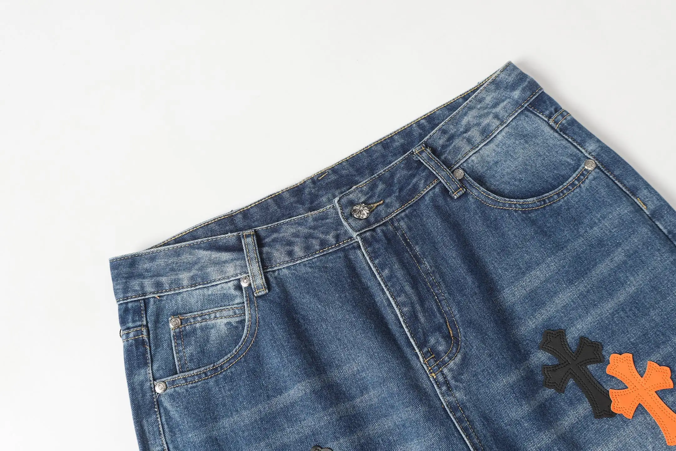 Cross Patch Appliqué Straight-Leg Jeans D15513681 — view 6
