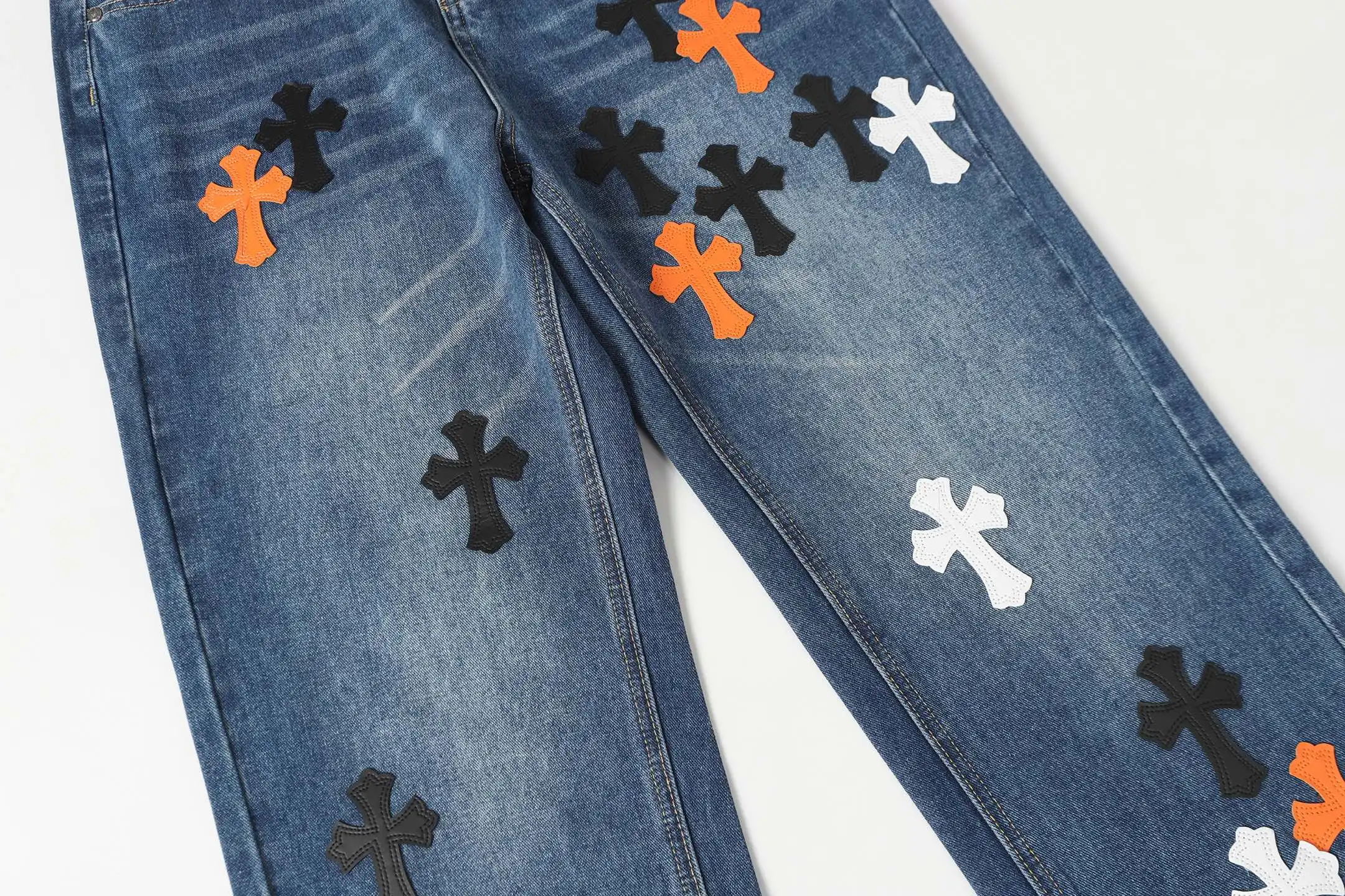 Cross Patch Appliqué Straight-Leg Jeans D15513681 — view 8