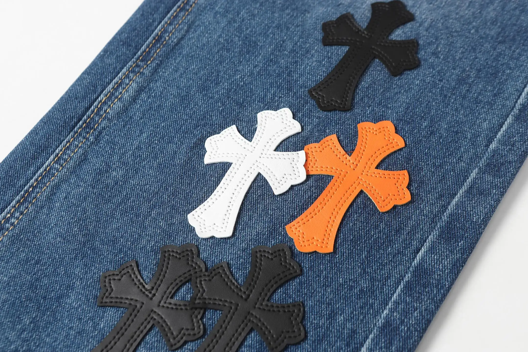 Cross Patch Appliqué Straight-Leg Jeans D15513681 — view 9
