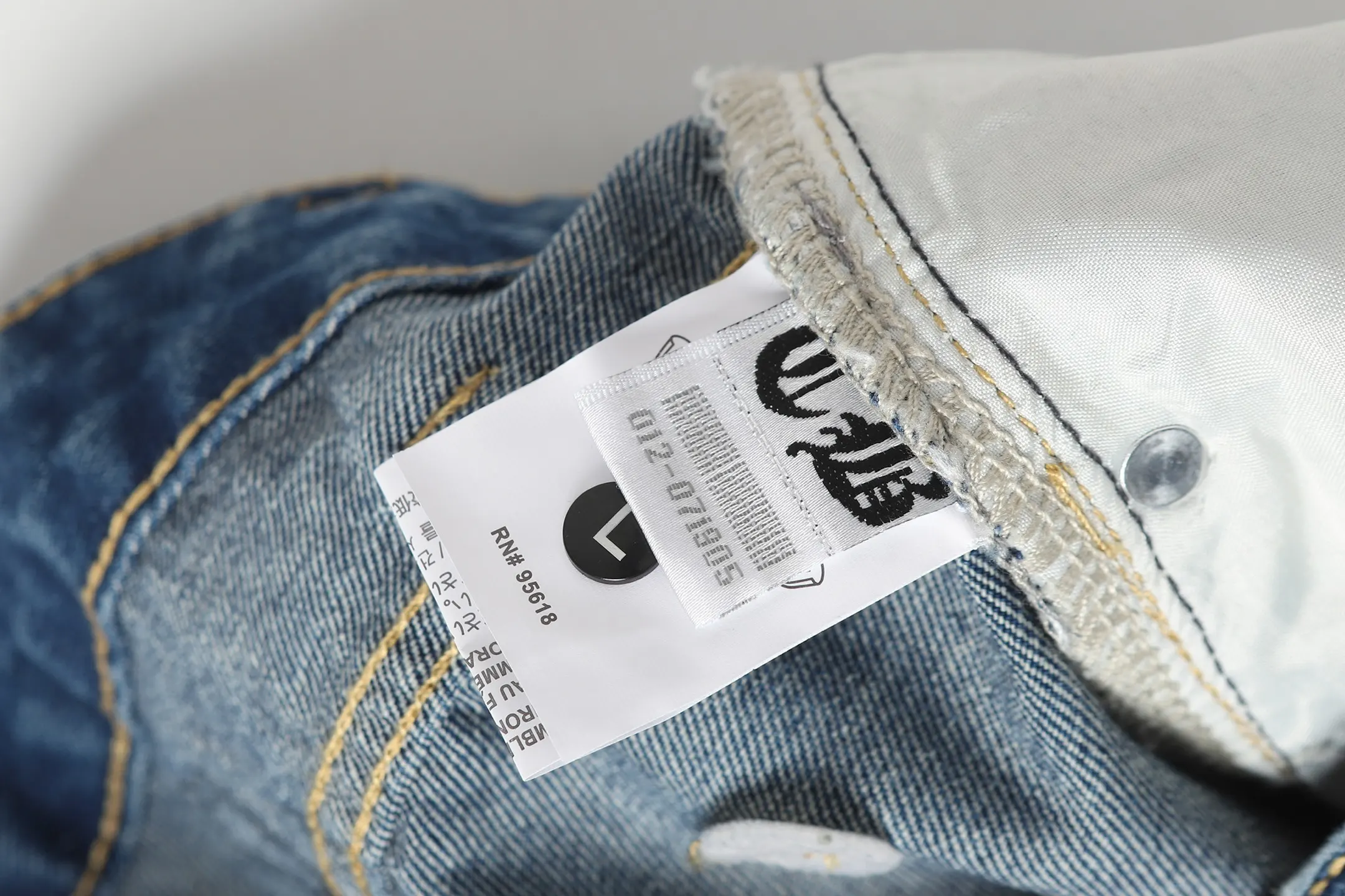 Cross Patch Appliqué Straight-Leg Jeans D15513681 — view 10