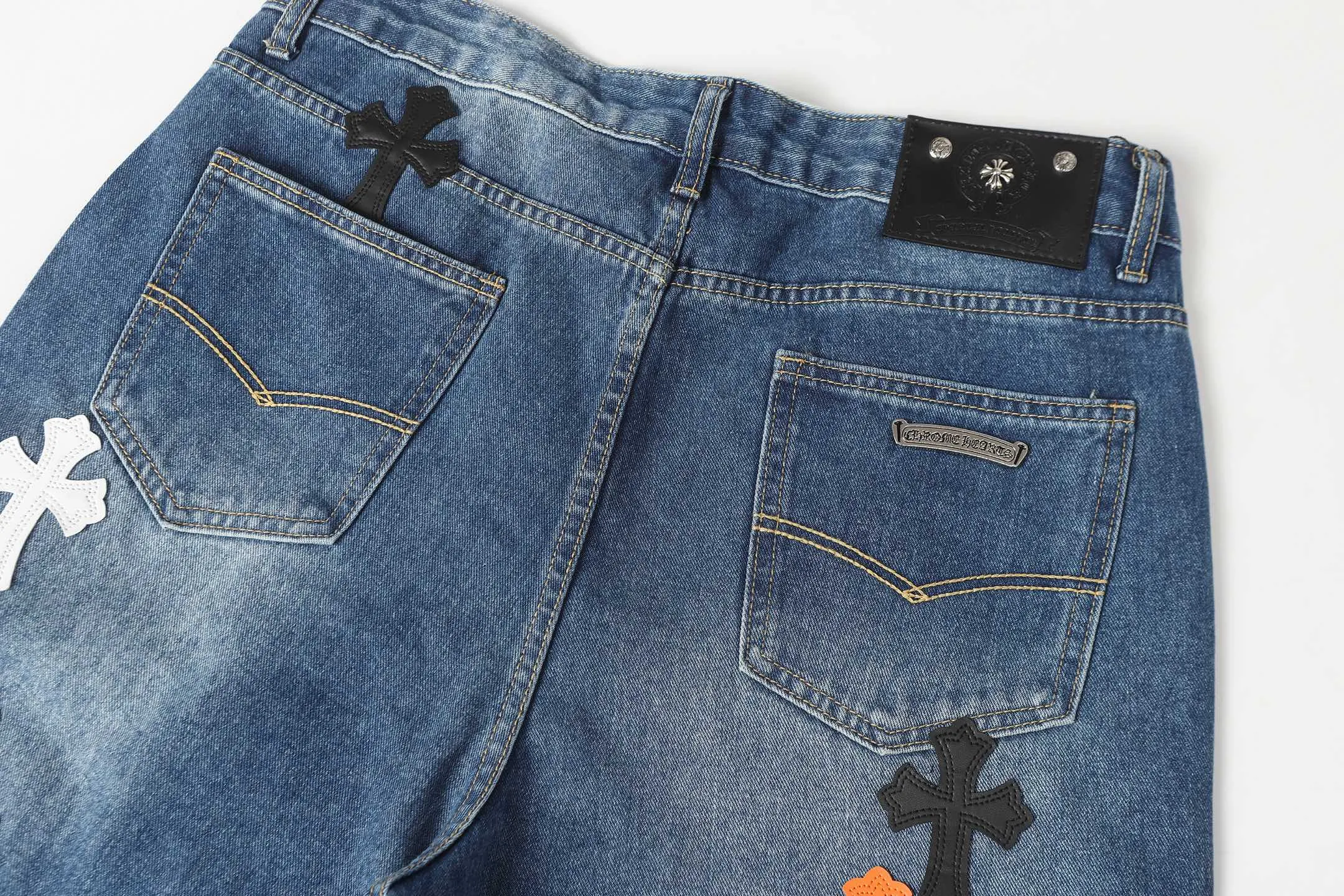 Cross Patch Appliqué Straight-Leg Jeans D15513681 — view 11