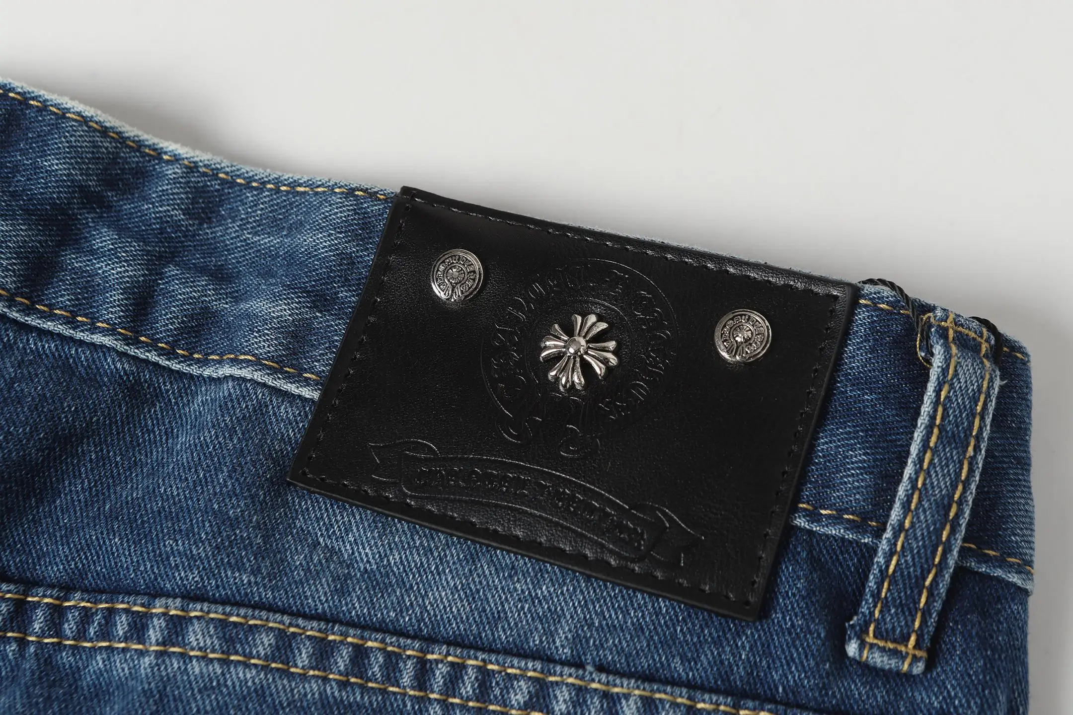 Cross Patch Appliqué Straight-Leg Jeans D15513681 — view 12