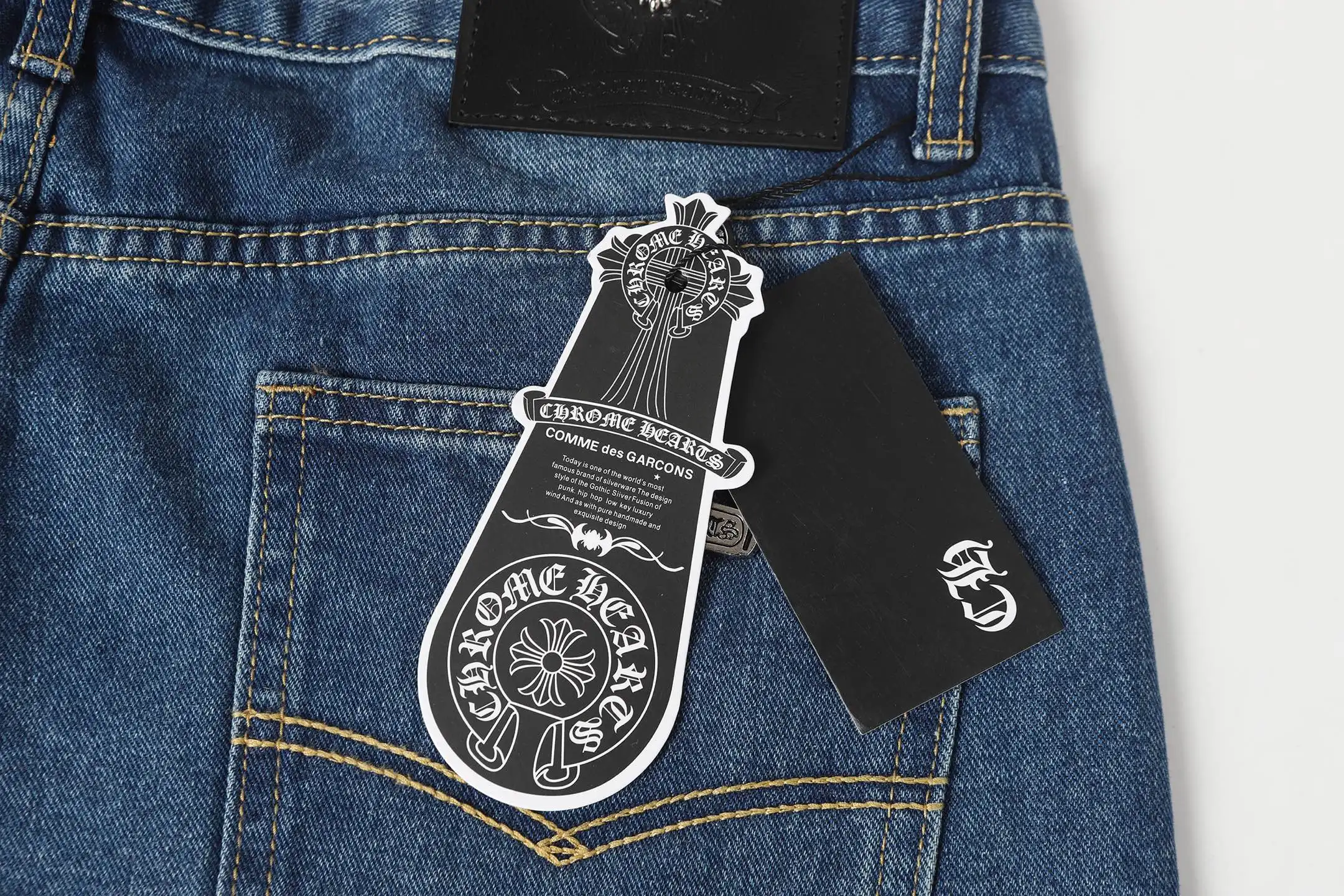 Cross Patch Appliqué Straight-Leg Jeans D15513681 — view 13